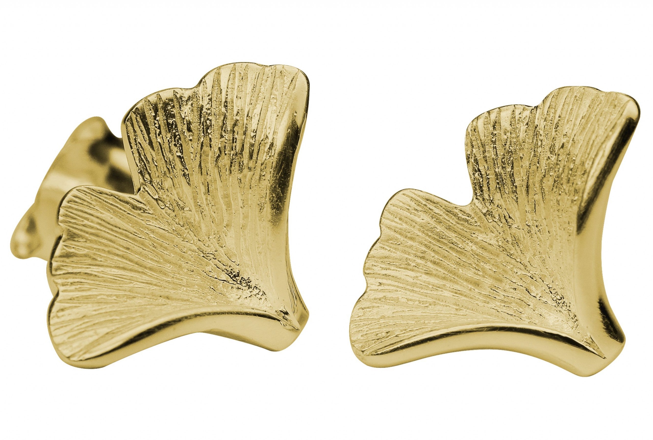 Ohrstecker aus Silber für Damen in Form eines Gingko Blattes mit fein mattierter und vergoldeter Oberfläche.