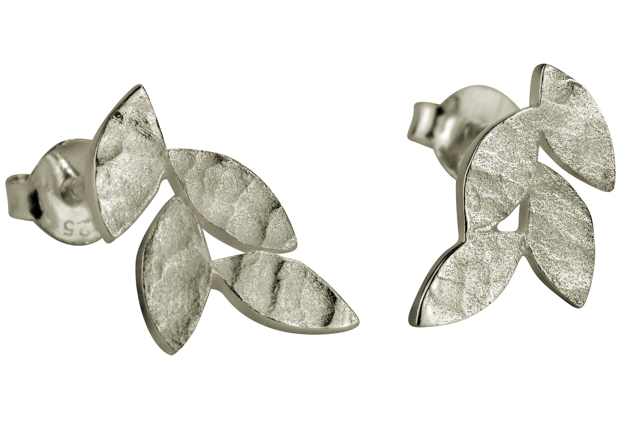 Ein Paar Ohrstecker aus Silber für Damen, geformt als kleiner Zweig.