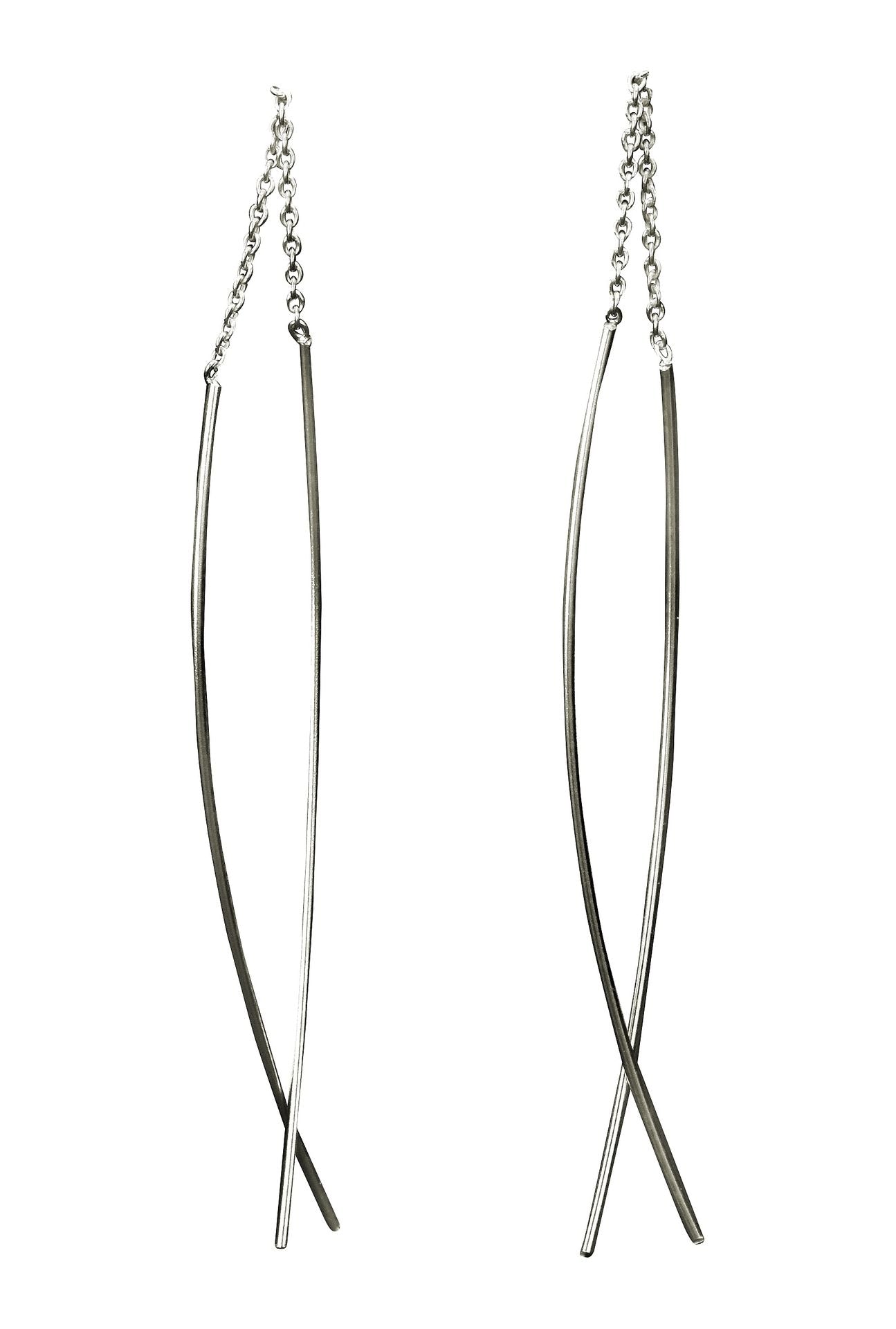 Ein Paar moderne Durchzieh Ohrringe aus Silber für Damen.