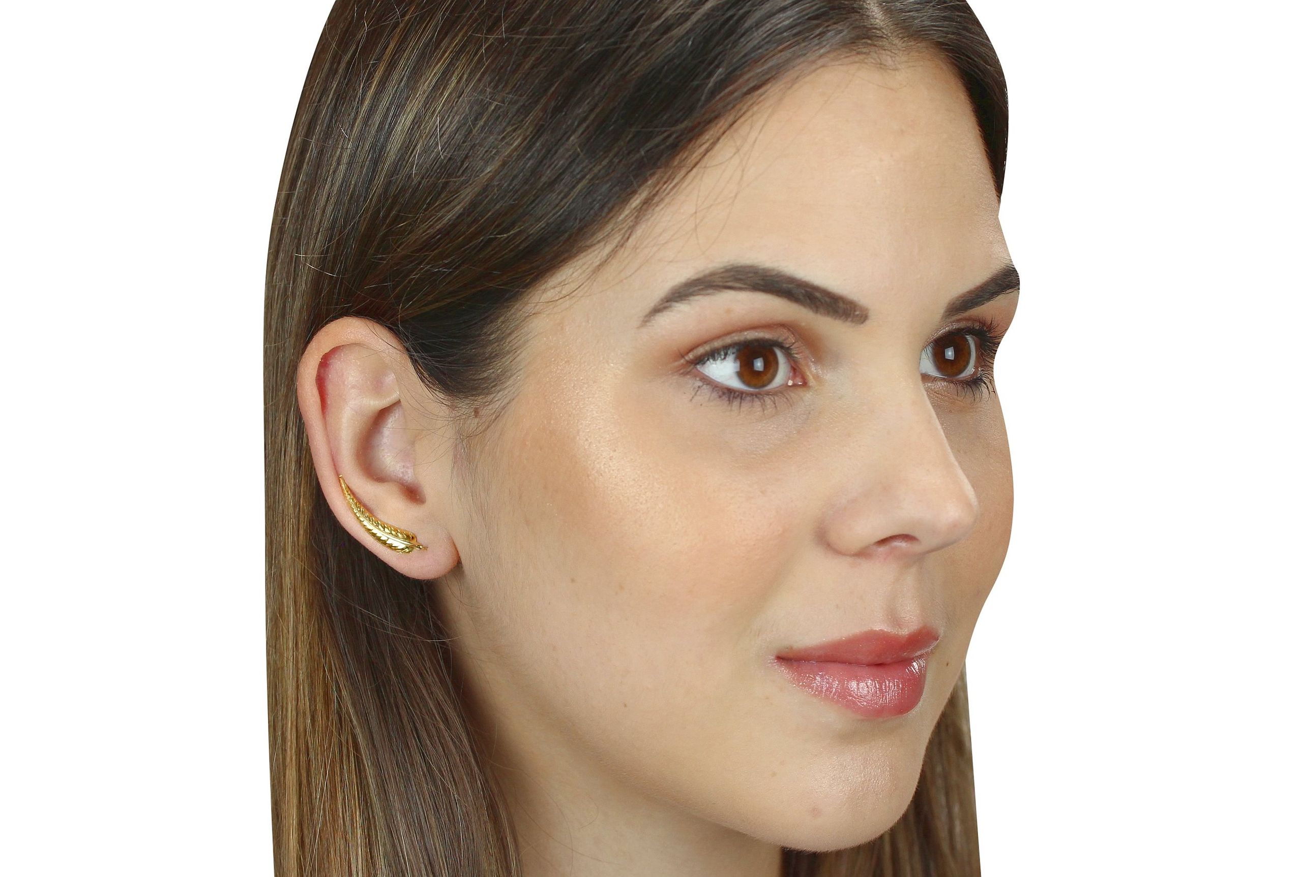Ein Paar Earcuffs in Form eines kleinen Blattes aus vergoldetem Silber, getragen am Ohr einer Dame.