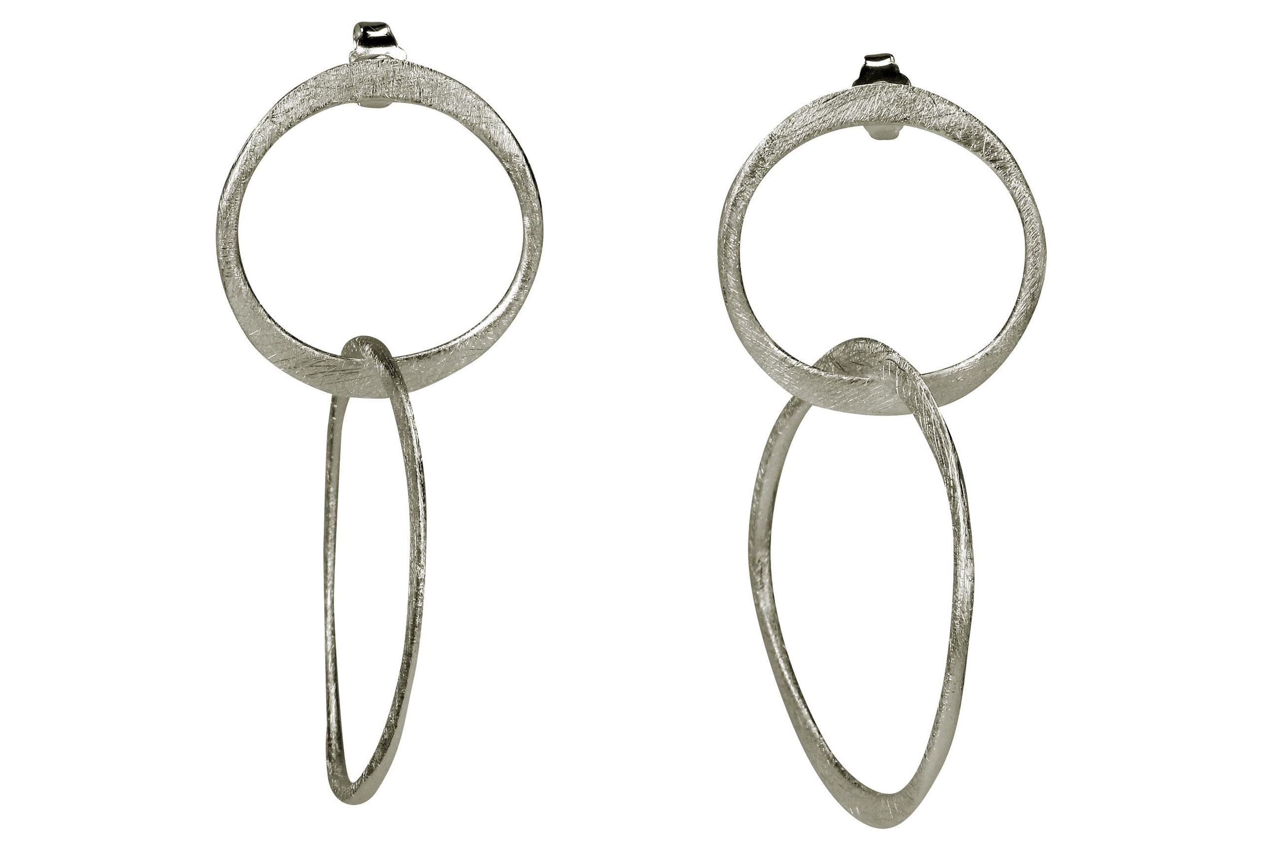 Große geschmiedete Ohrhänger aus Silber in Form zweier verbundener Kreise.