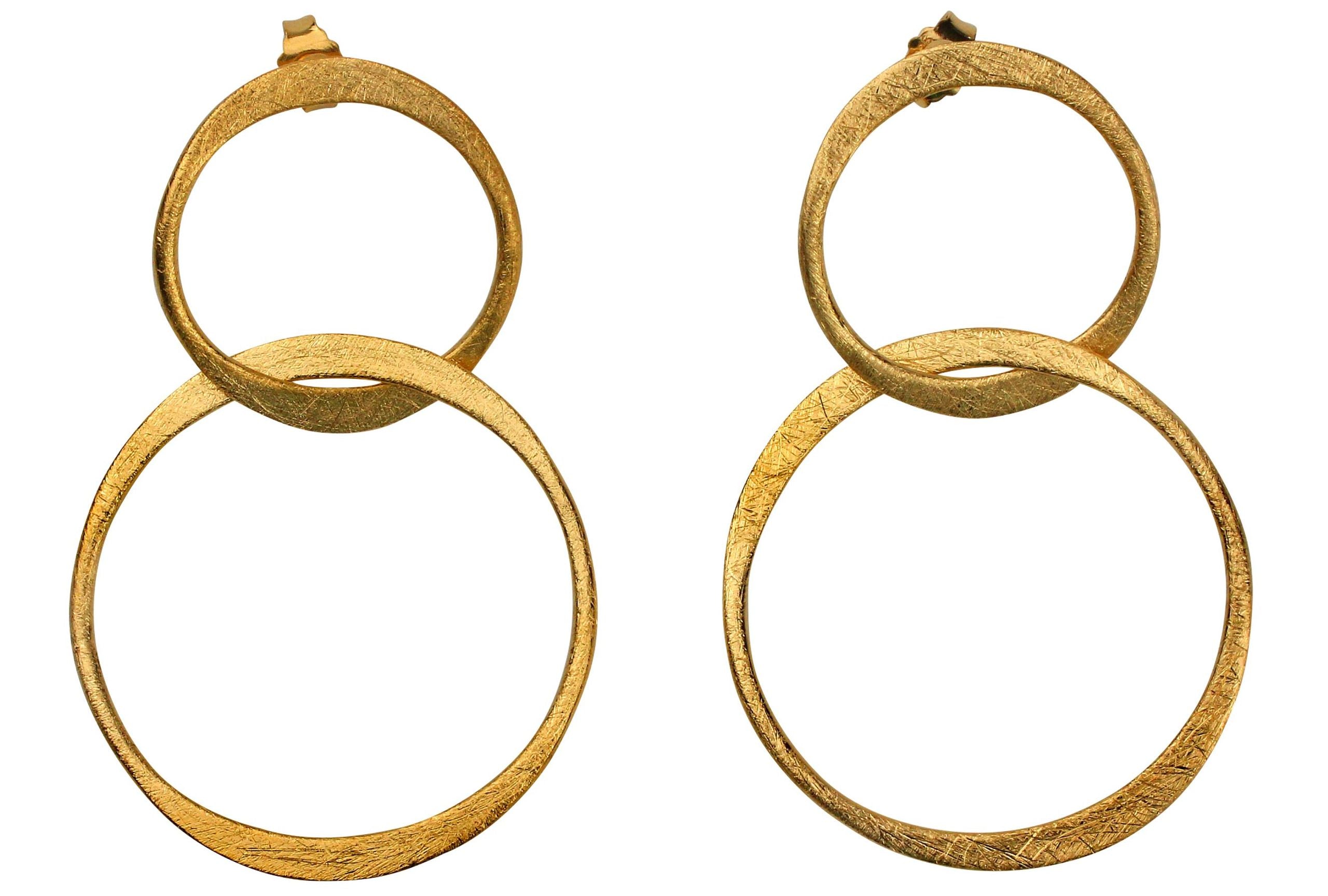 Große geschmiedete Ohrhänger aus vergoldetem Silber in Form zweier verbundener Kreise.