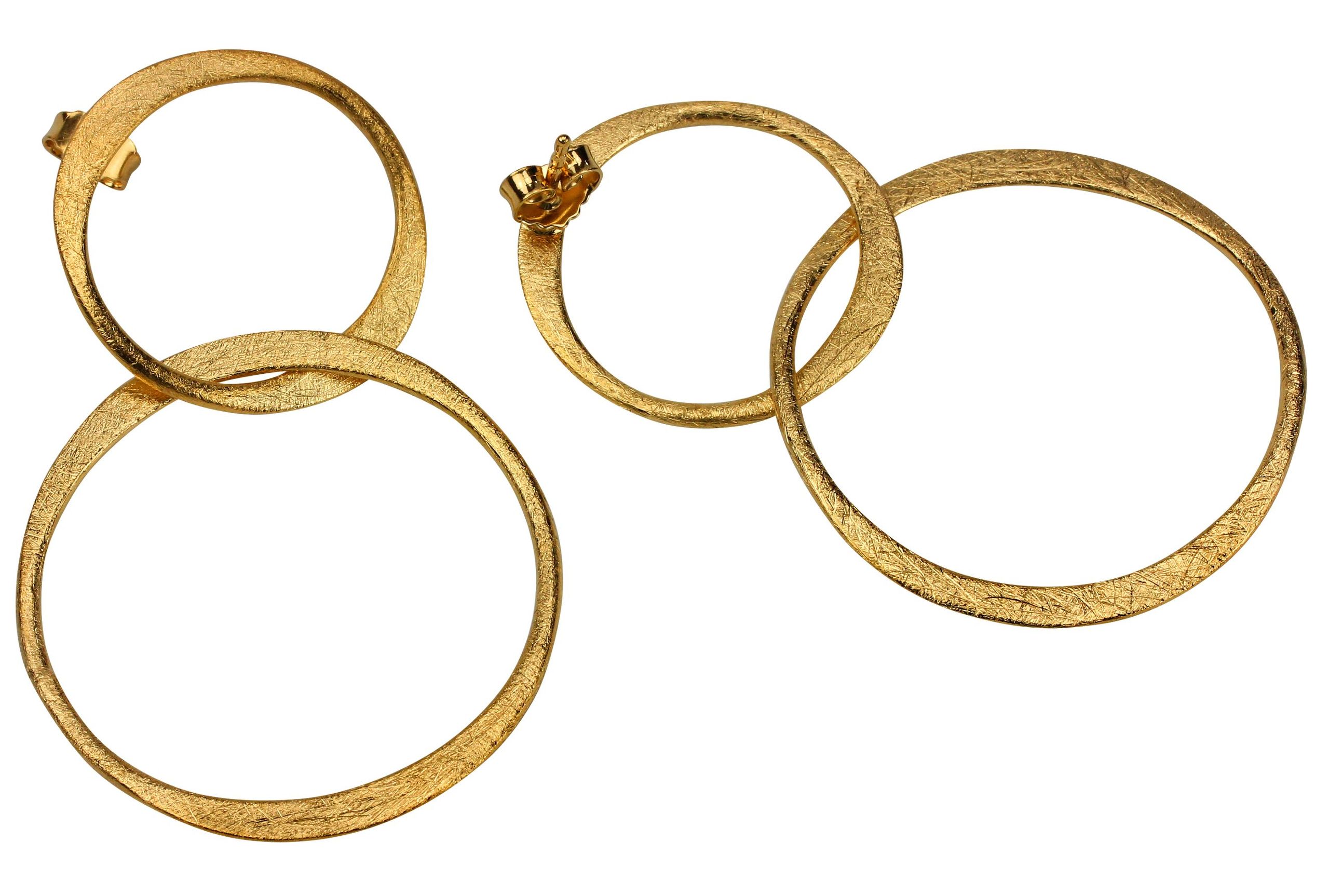 Große geschmiedete Ohrhänger aus vergoldetem Silber in Form zweier verbundener Kreise.