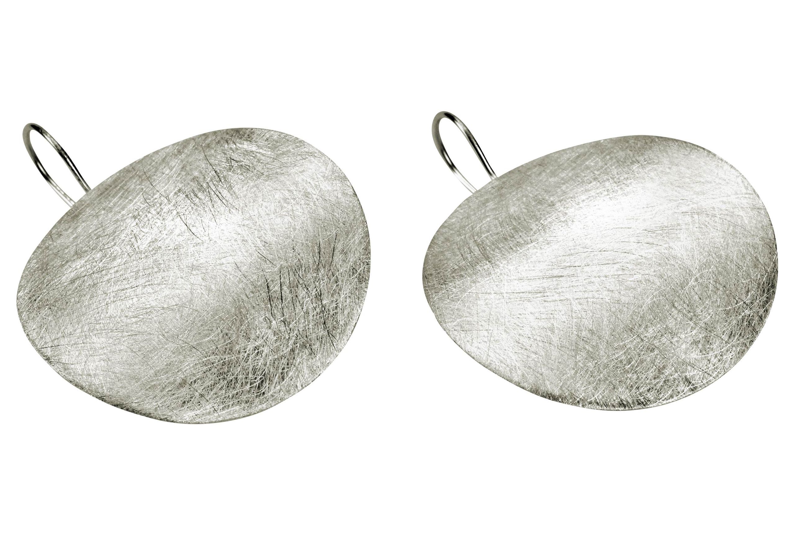 Ein Paar große runde Ohrringe aus Silber für Damen mit einer eisgekratzten Oberfläche als Blickfang.