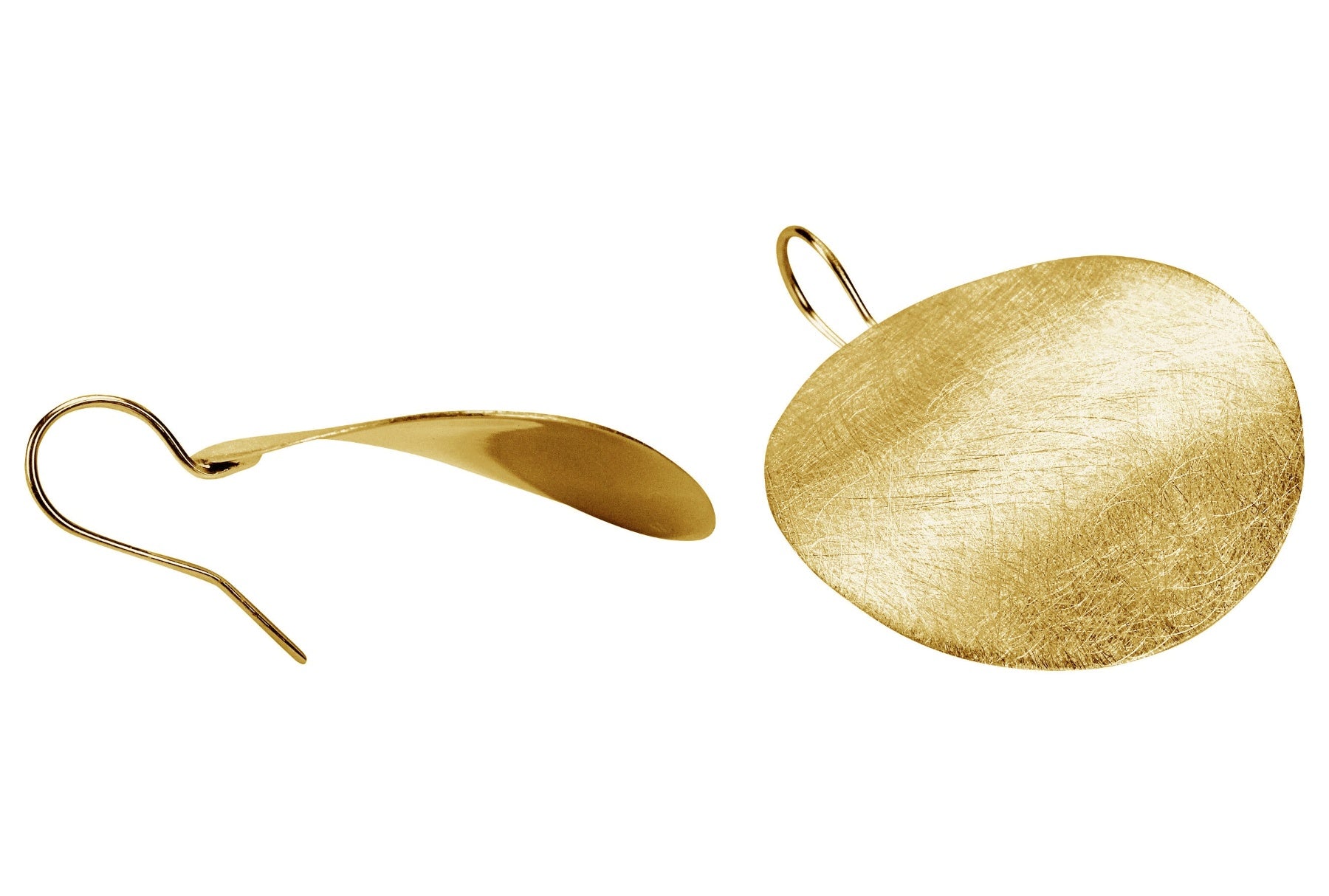 Ein Paar große runde Ohrringe aus vergoldetem Silber für Damen mit einer eisgekratzten Oberfläche als Blickfang.