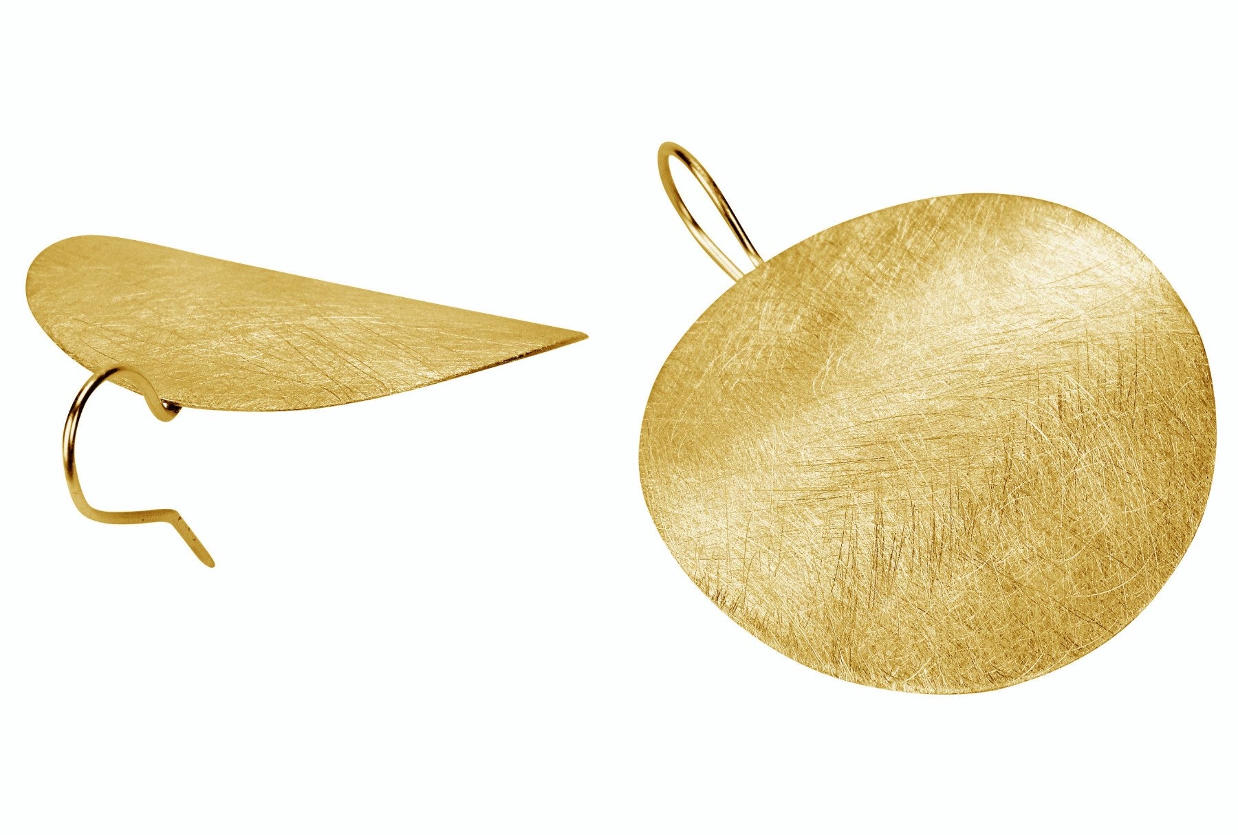Ein Paar große runde Ohrringe aus vergoldetem Silber für Damen mit einer eisgekratzten Oberfläche als Blickfang.