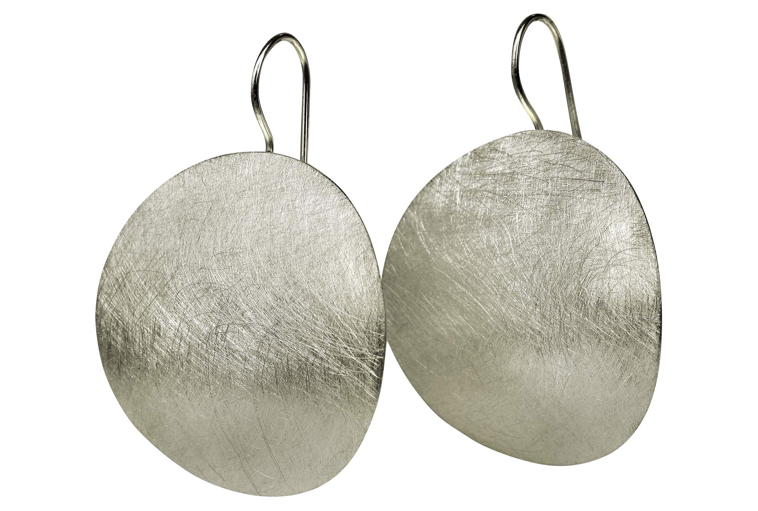 Ein Paar große runde Ohrringe aus Silber für Damen mit einer eisgekratzten Oberfläche als Blickfang.
