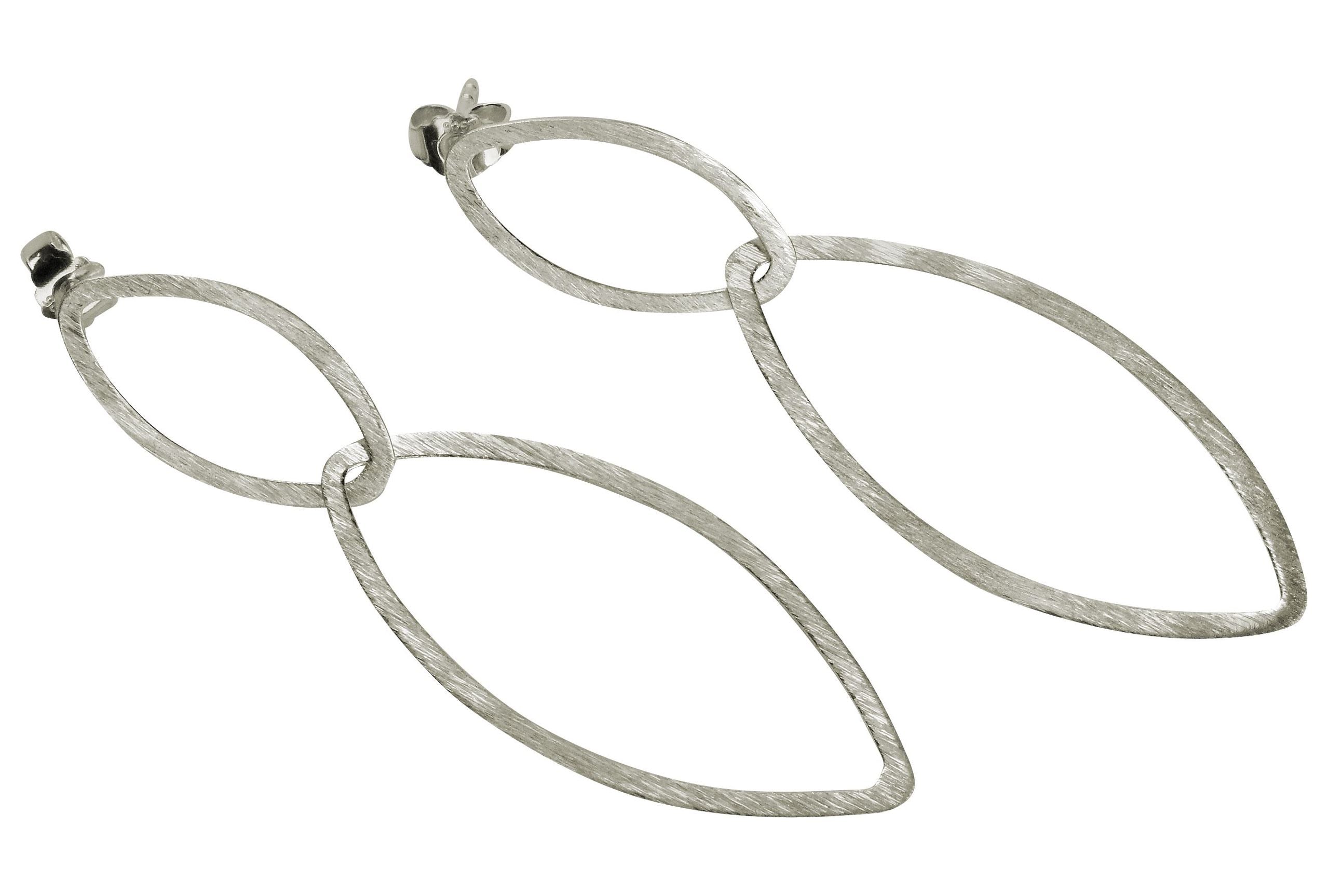 Ein Paar geschmiedete Ohrhänger aus Silber mit zwei Design-Elementen in Navetteform.