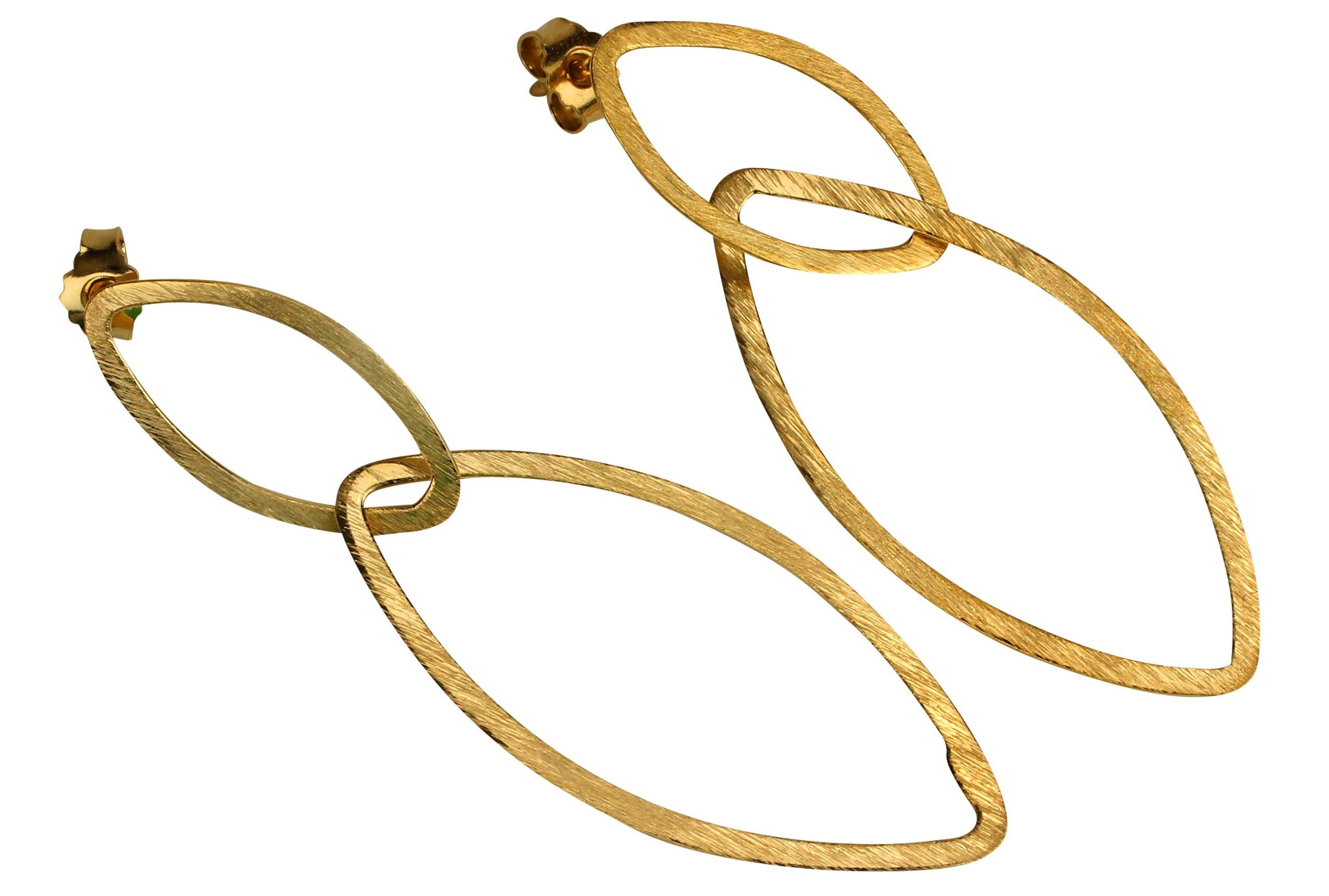 Ein Paar geschmiedete Ohrhänger aus vergoldetem Silber in Navetteform.