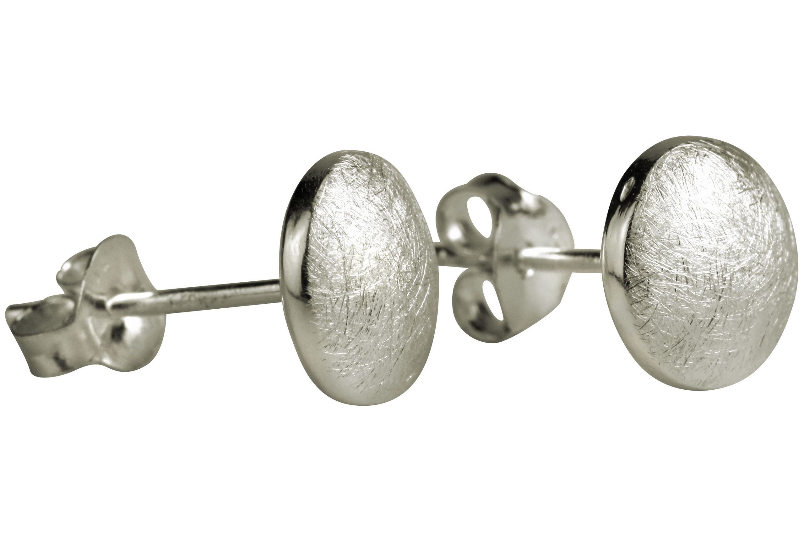 Ein Paar runde Knopf Ohrstecker aus Silber mit mattierter Oberfläche für Damen.