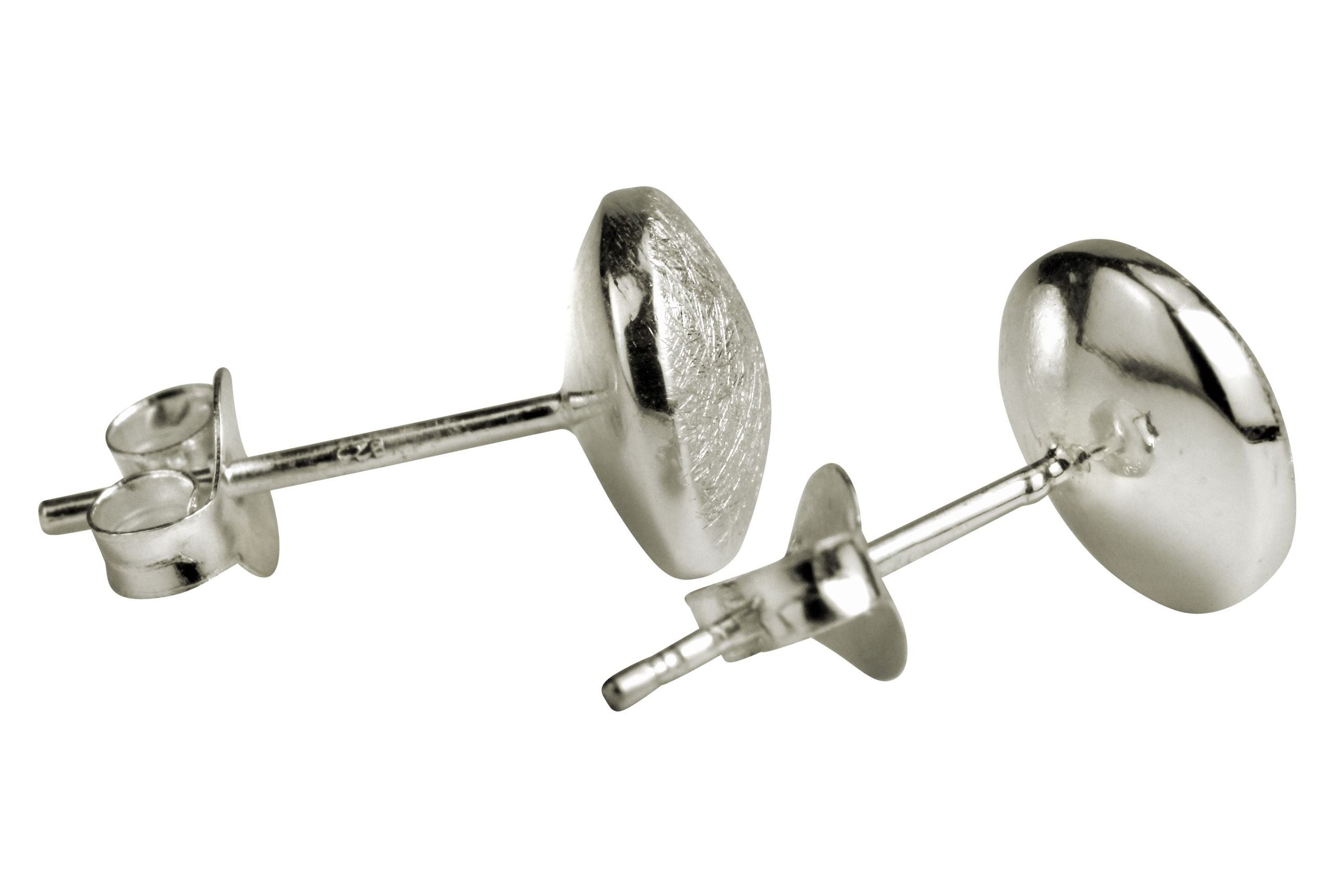 Ein Paar runde Knopf Ohrstecker aus Silber mit mattierter Oberfläche für Damen.