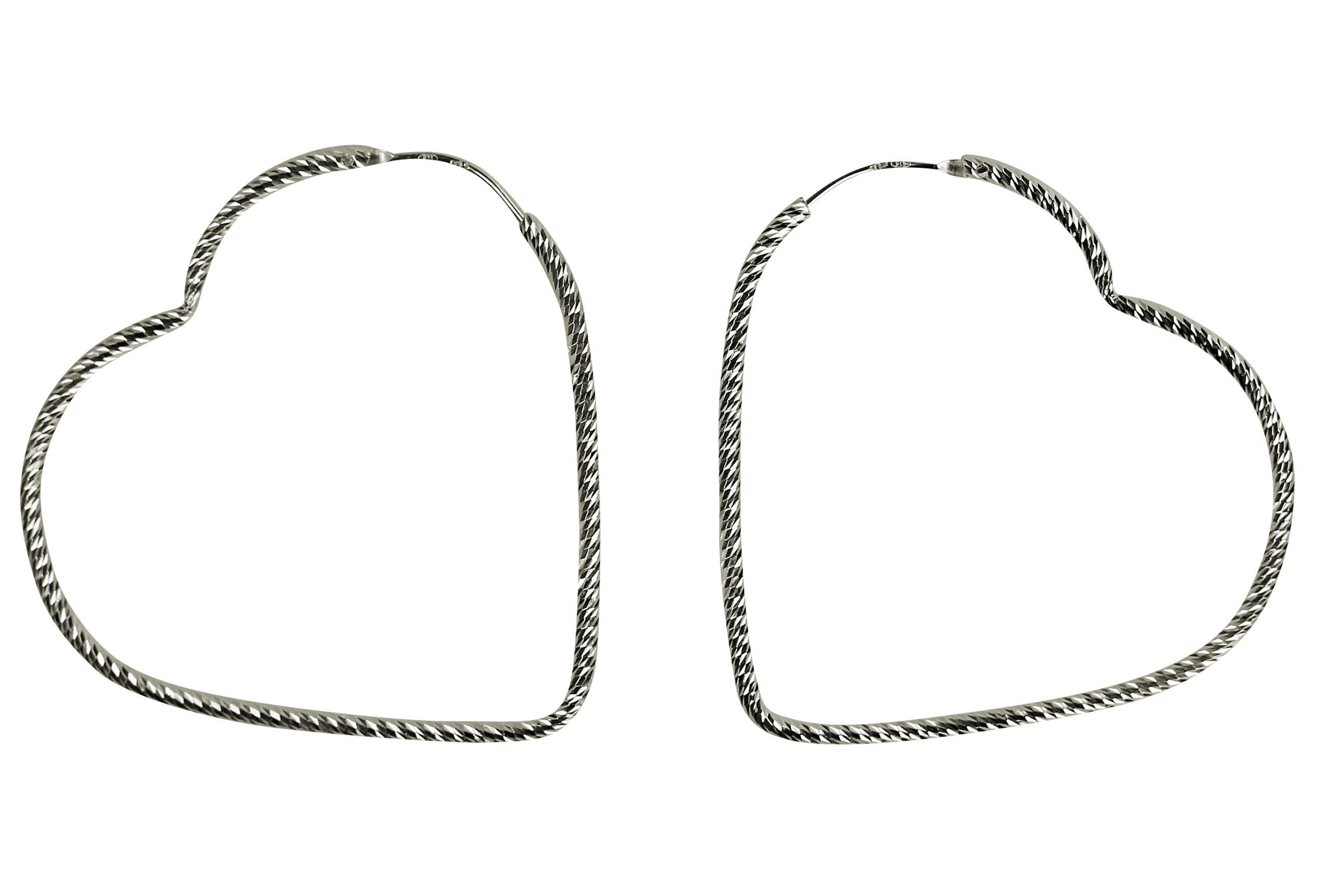 Ein Paar große Herzcreolen aus Silber mit diamantierter Oberfläche für Damen.