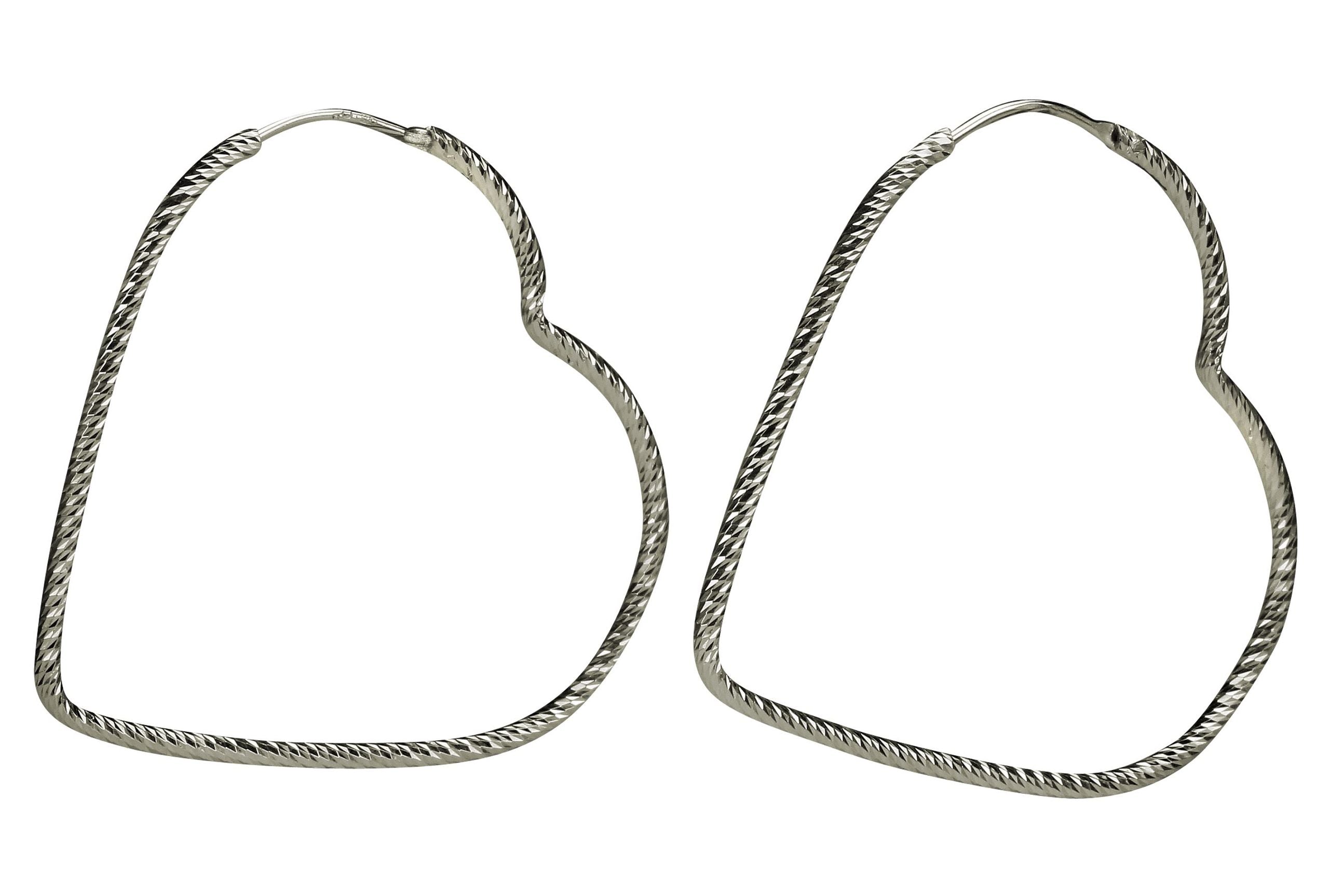 Ein Paar große Herzcreolen aus Silber mit diamantierter Oberfläche für Damen.