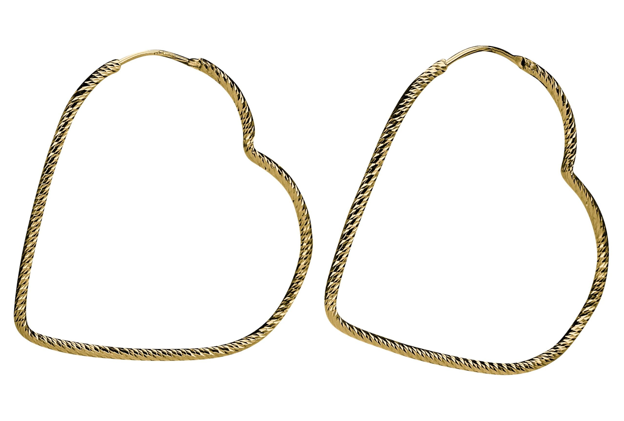 Ein Paar große vergoldete Herzcreolen aus Silber mit diamantierter Oberfläche für Damen.