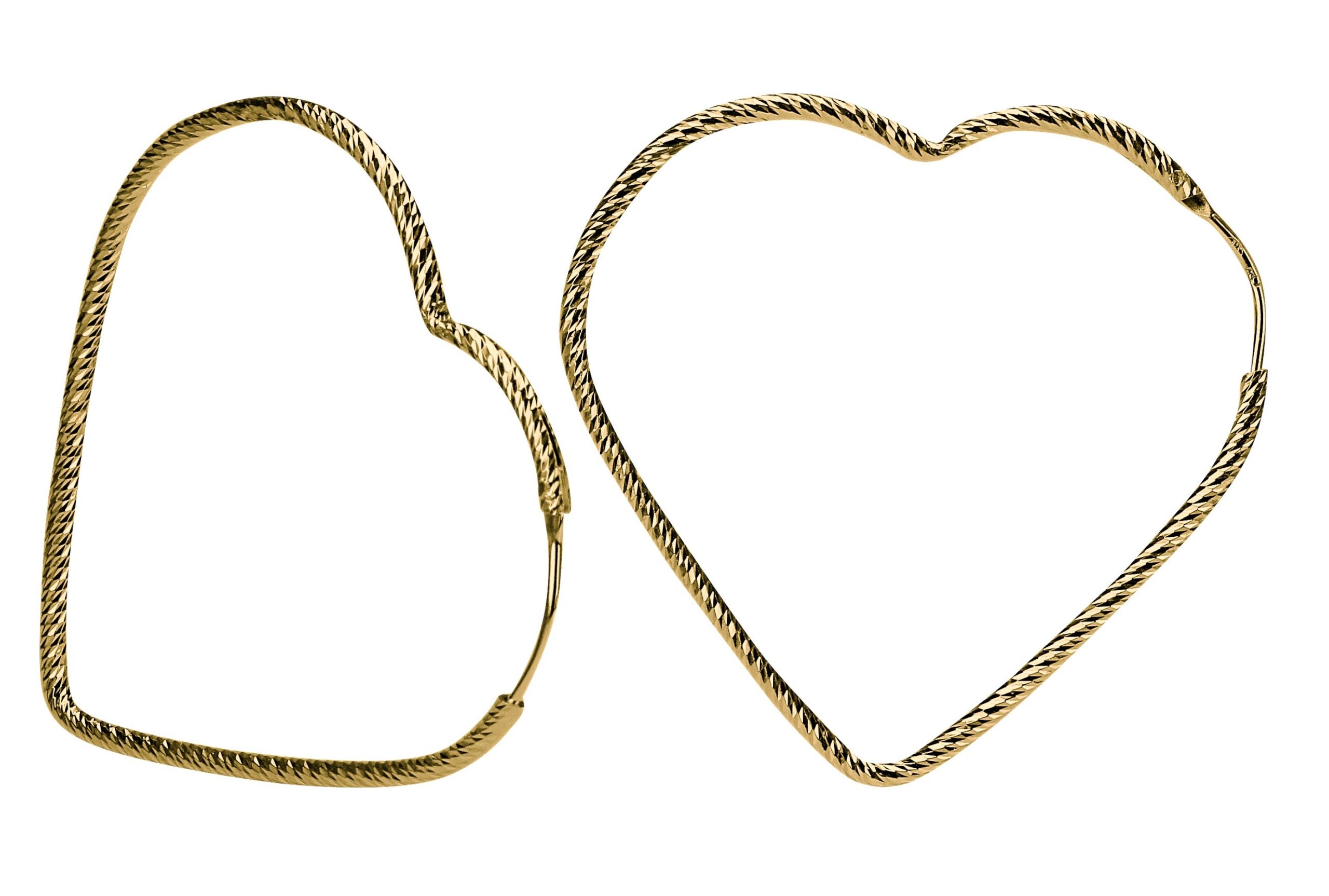 Ein Paar große vergoldete Herzcreolen aus Silber mit diamantierter Oberfläche für Damen.