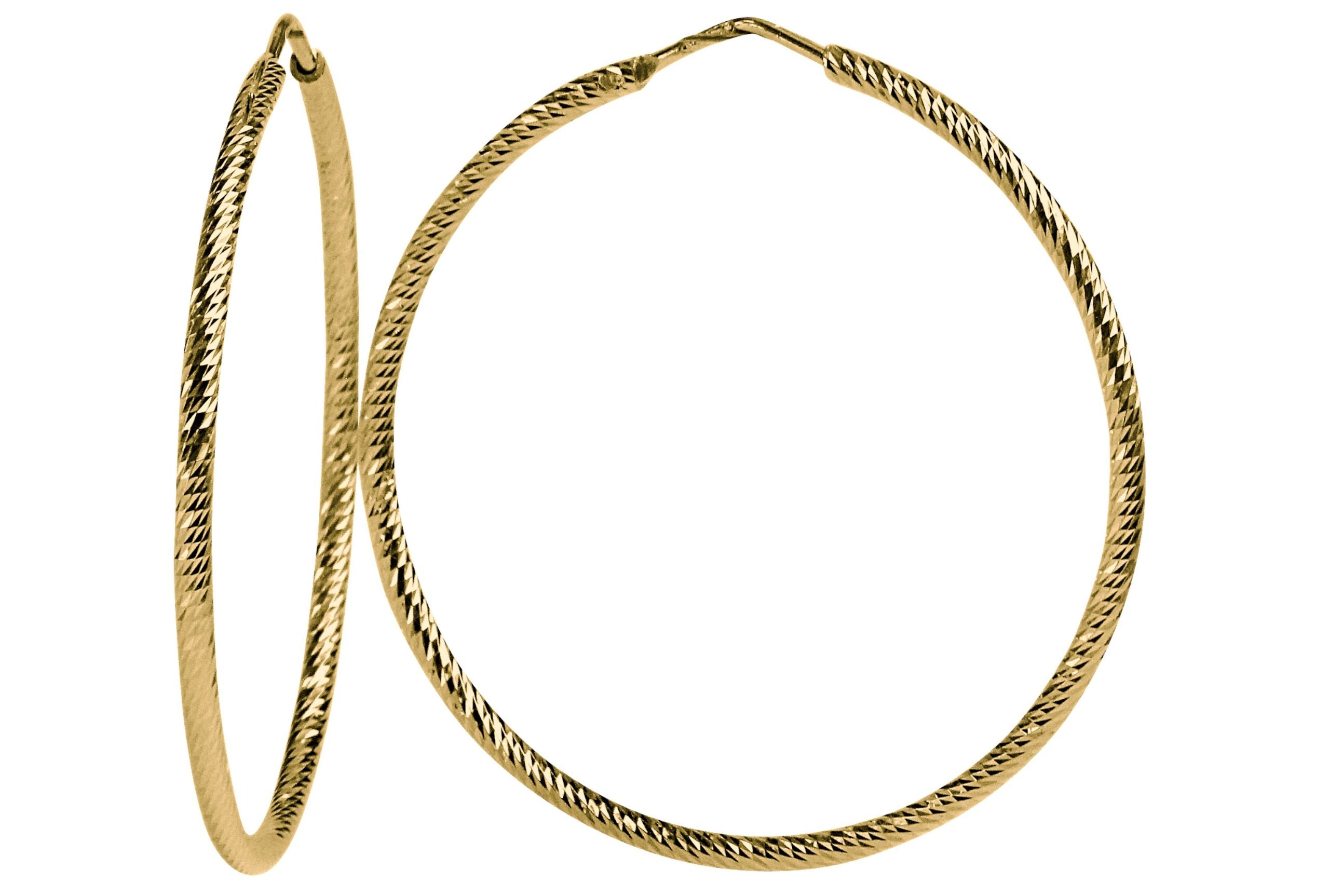 Ein Paar runde vergoldete Creolen mit diamantiert angeschliffener Oberfläche für Damen.