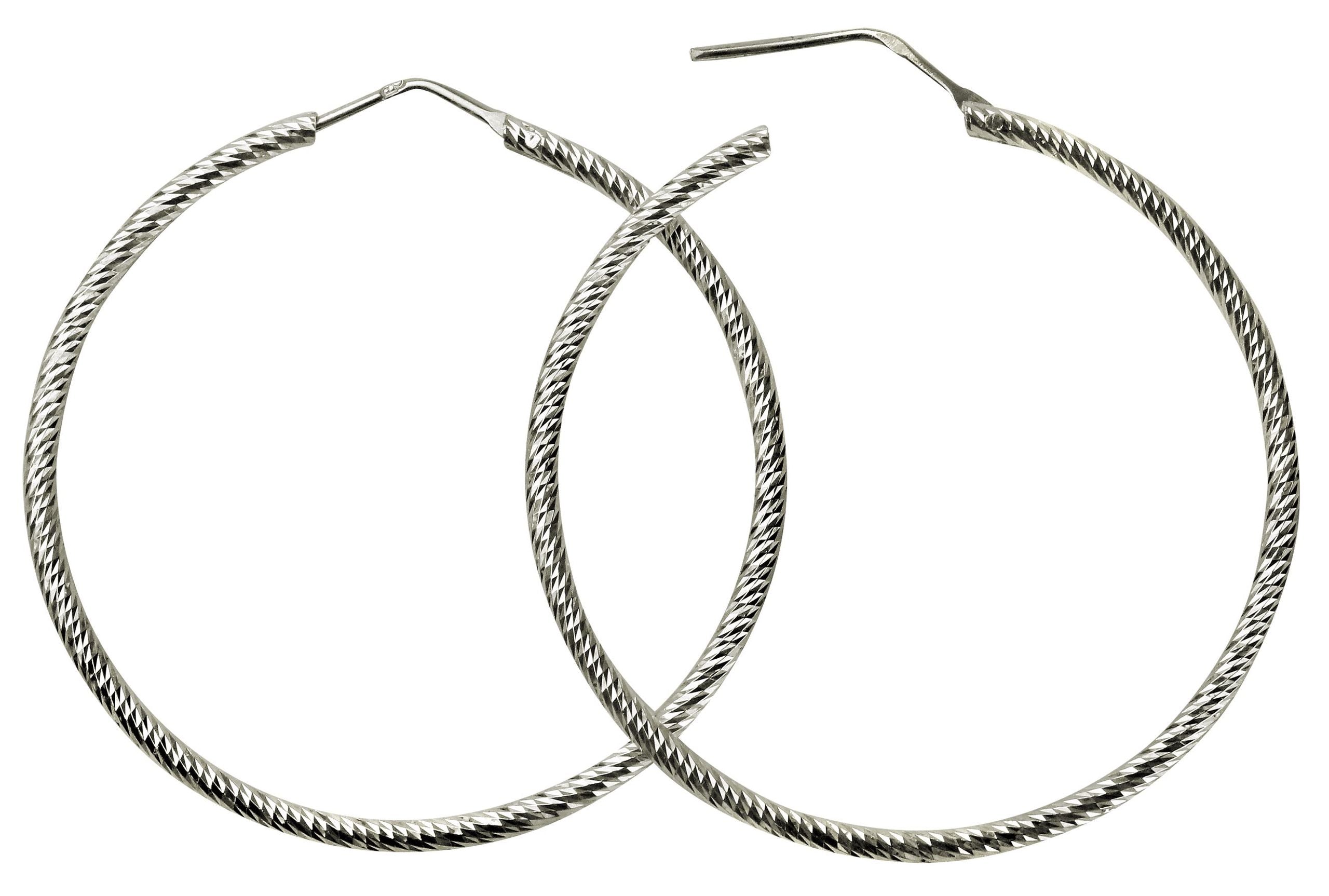 Ein Paar runde Creolen mit diamantiert angeschliffener Oberfläche für Damen.