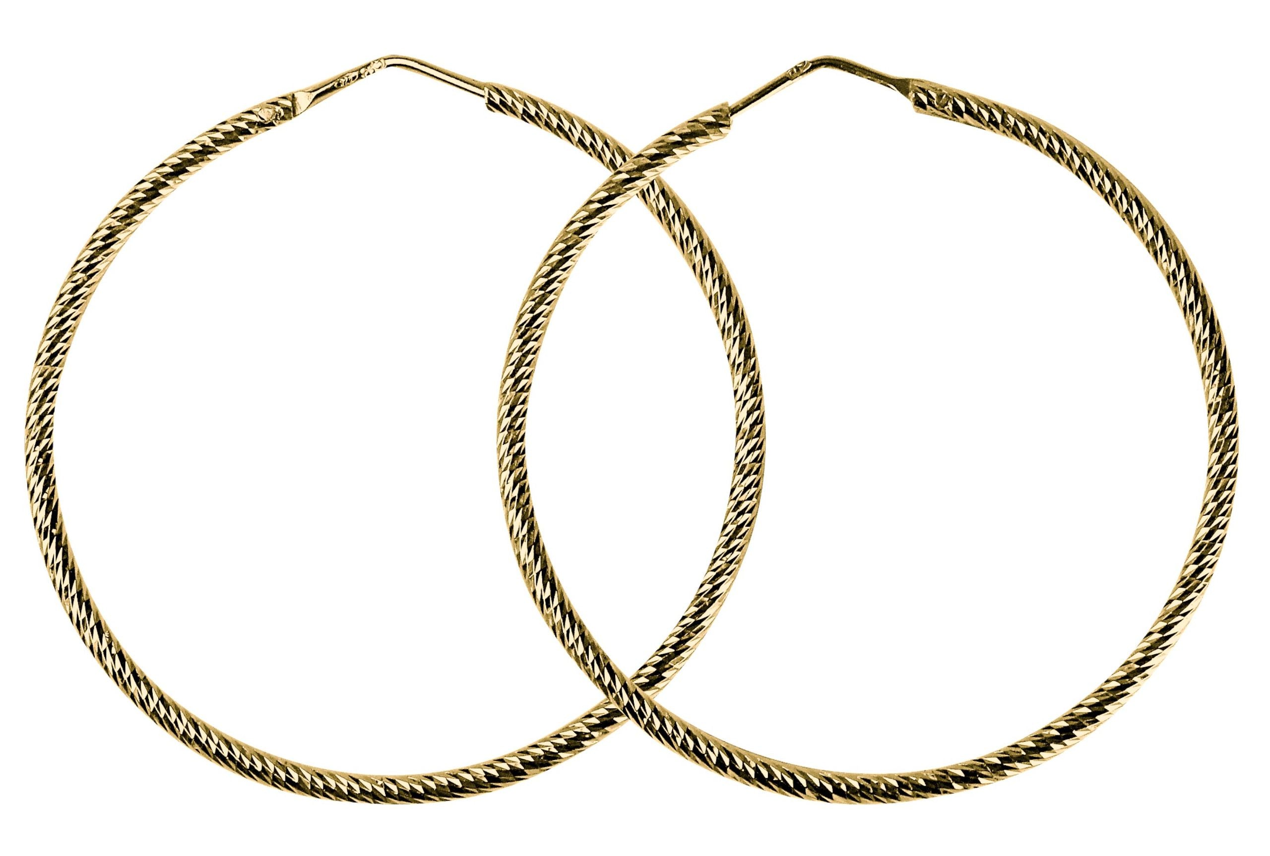 Ein Paar extra große runde Creolen mit diamantiert angeschliffener und gold-plattierter Oberfläche für Damen.