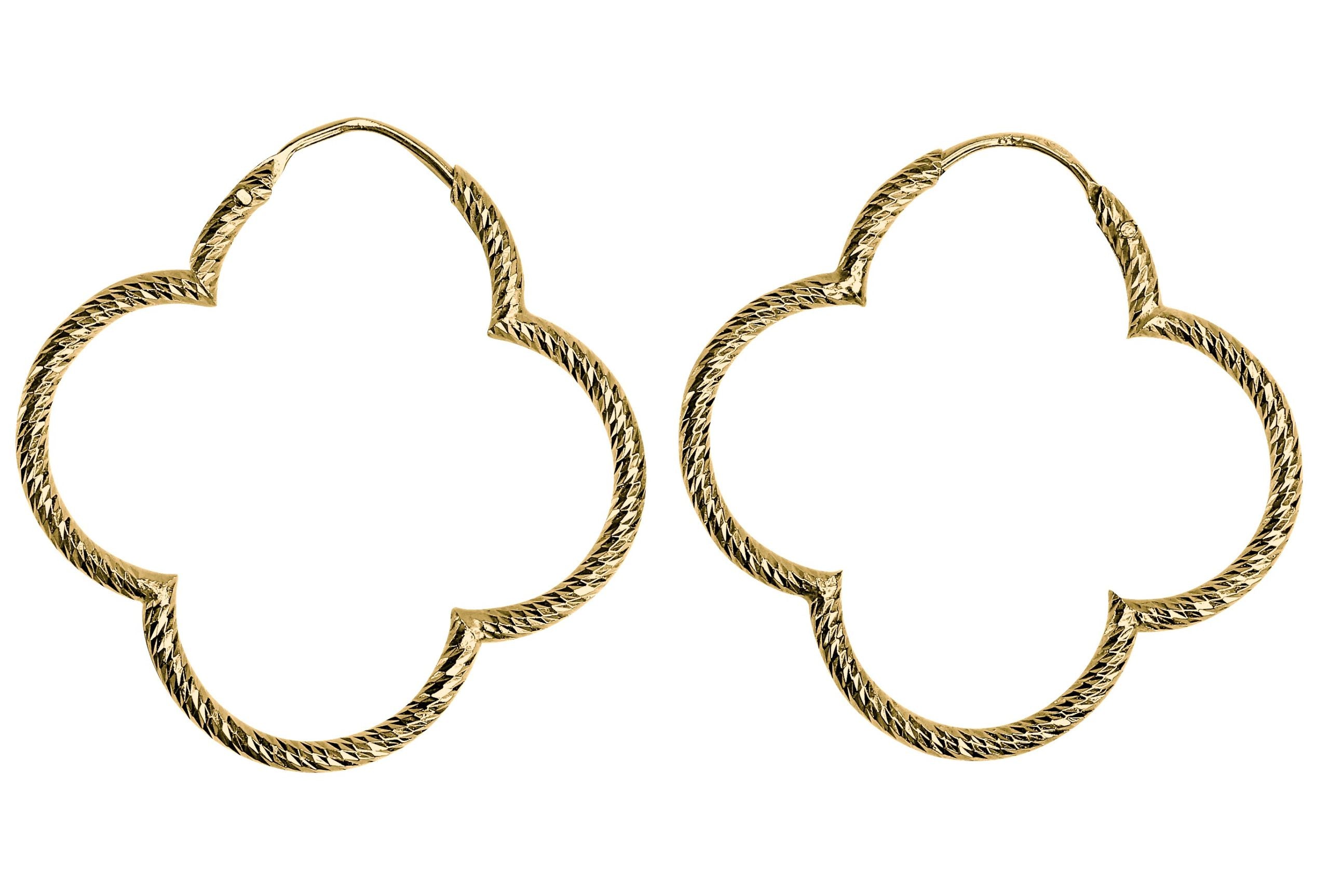 Ein Paar diamantierte und vergoldete Creolen Ohrringe aus Silber in Form eines Kleeblatts für Damen.
