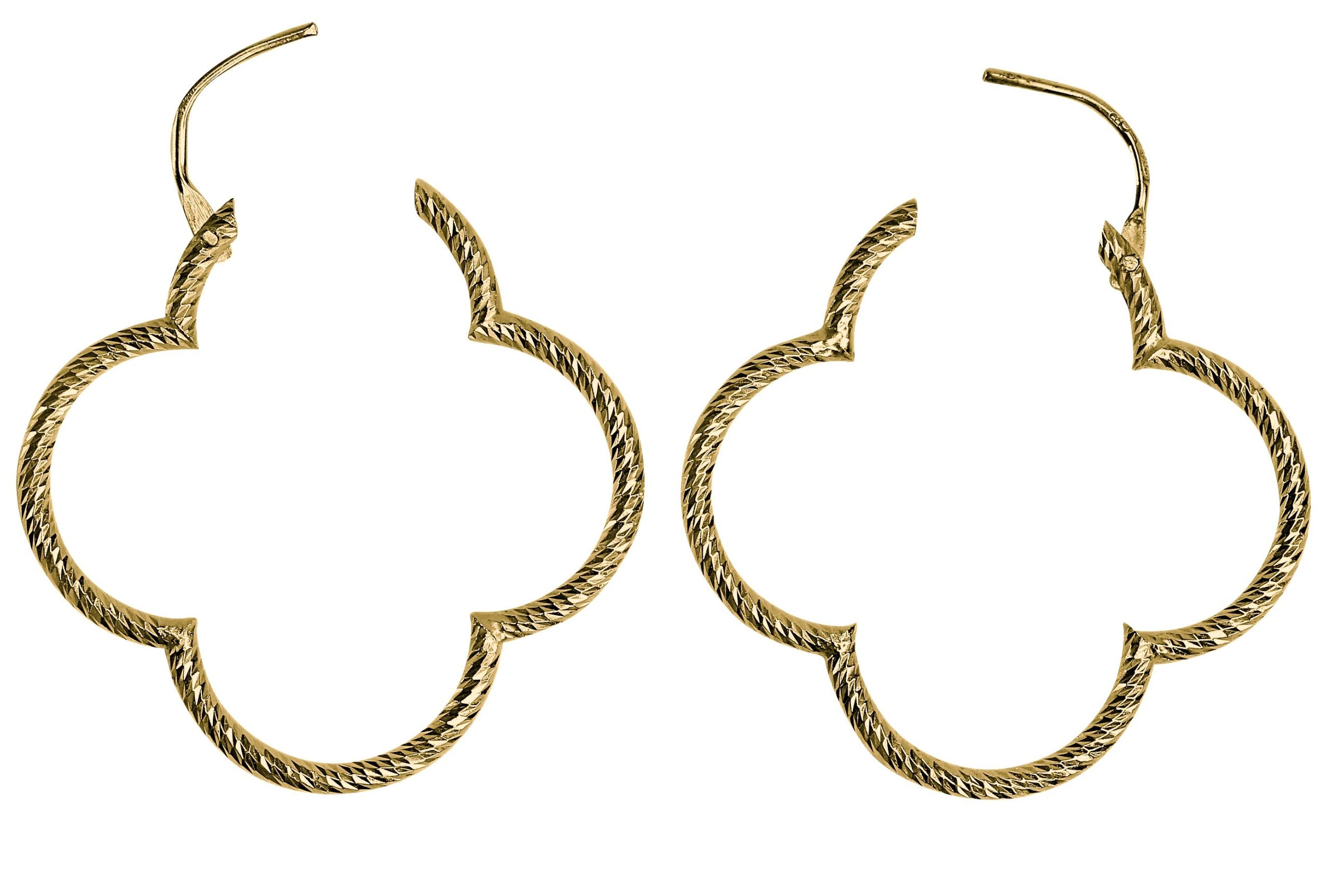 Ein Paar diamantierte und vergoldete Creolen Ohrringe aus Silber in Form eines Kleeblatts für Damen.