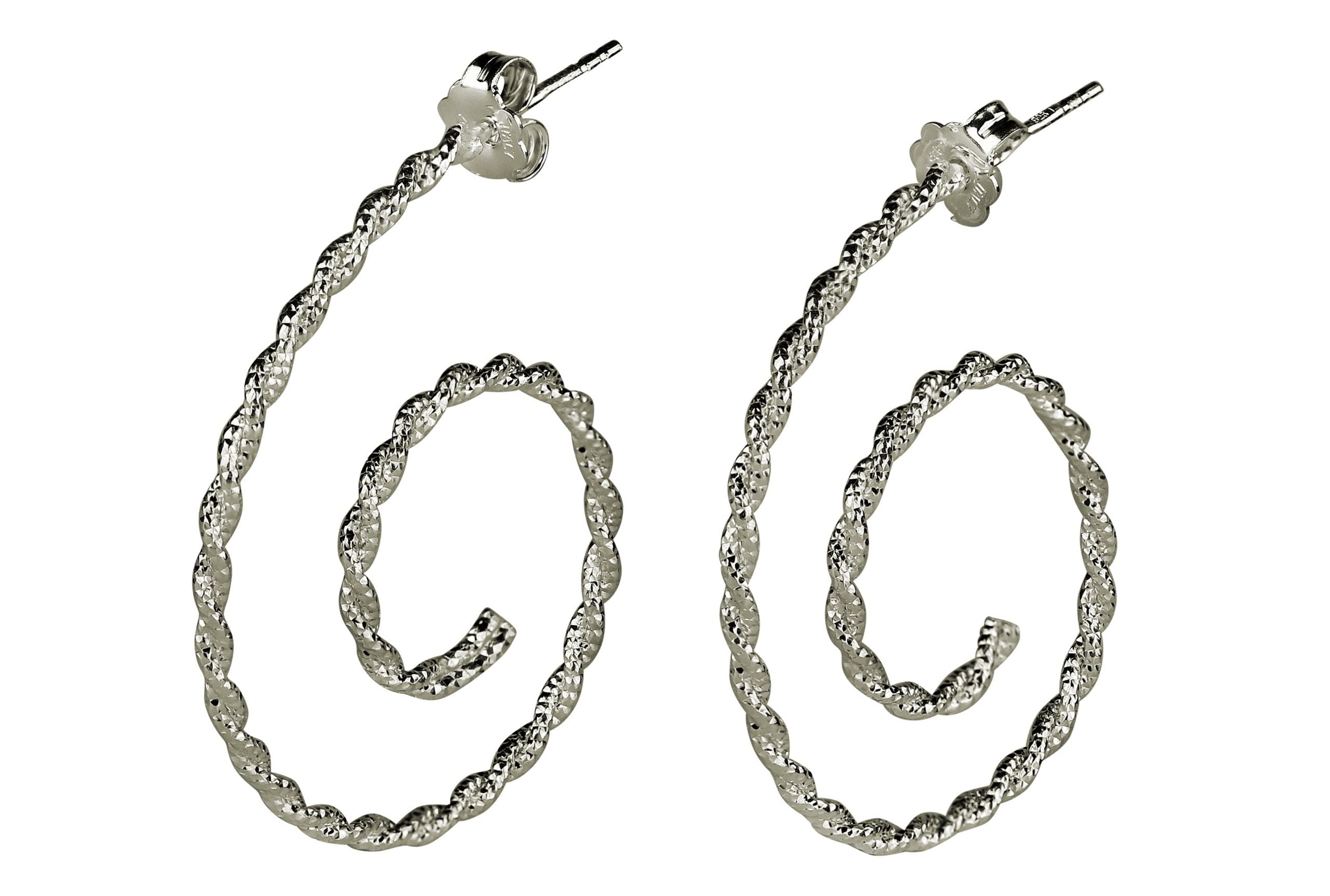 Ein Paar offene Creolen in Form einer Spirale mit diamantiert angeschliffener Oberfläche für Damen.
