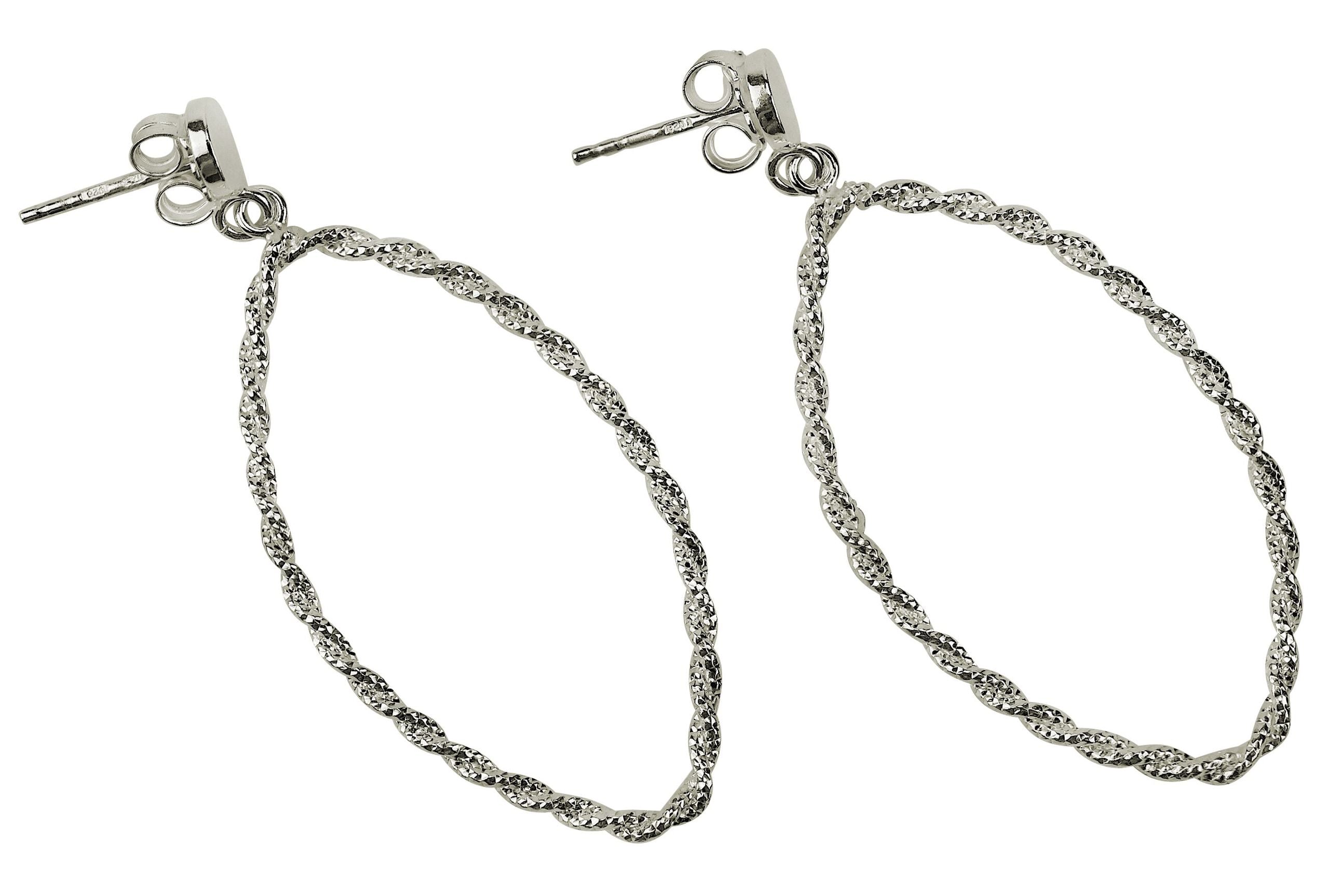 Ein Paar große Ohrhänger aus Silber in Mandelform für Damen.