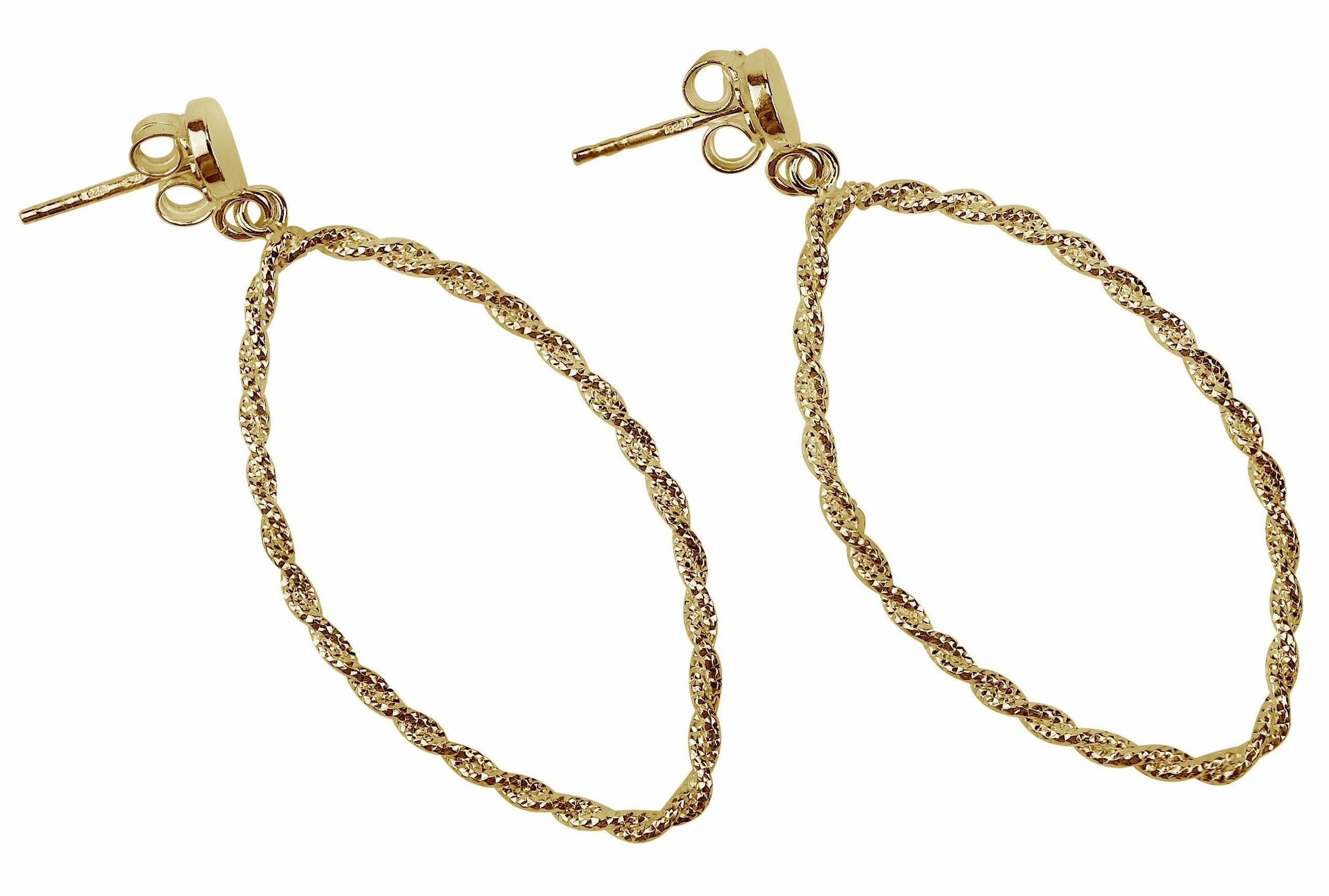 Ein Paar große Ohrhänger aus vergoldetem Silber in Mandelform für Damen.
