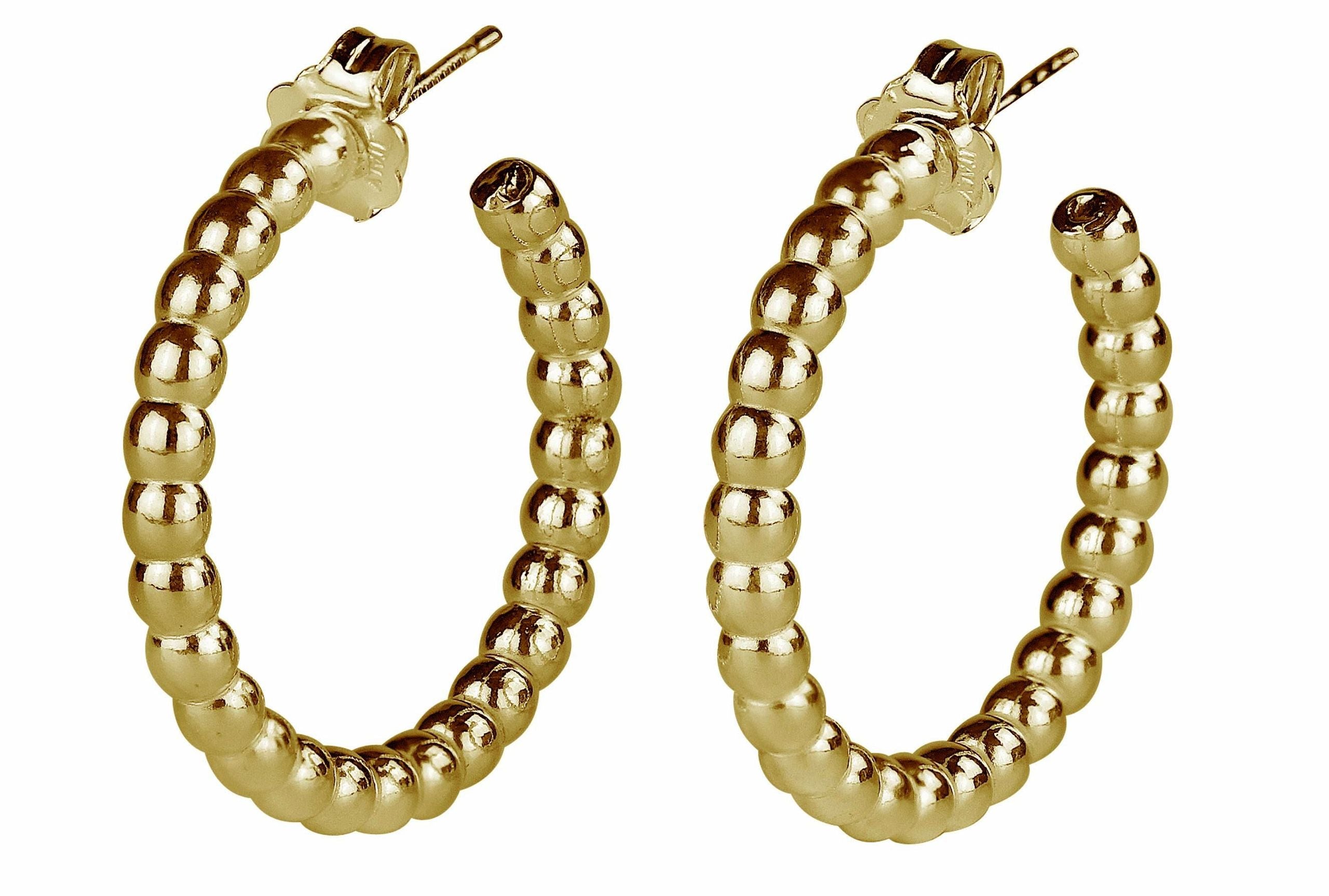 Ein Paar offen gearbeitete kleine Creolen aus vergoldetem Silber im Kugel Design für Damen.