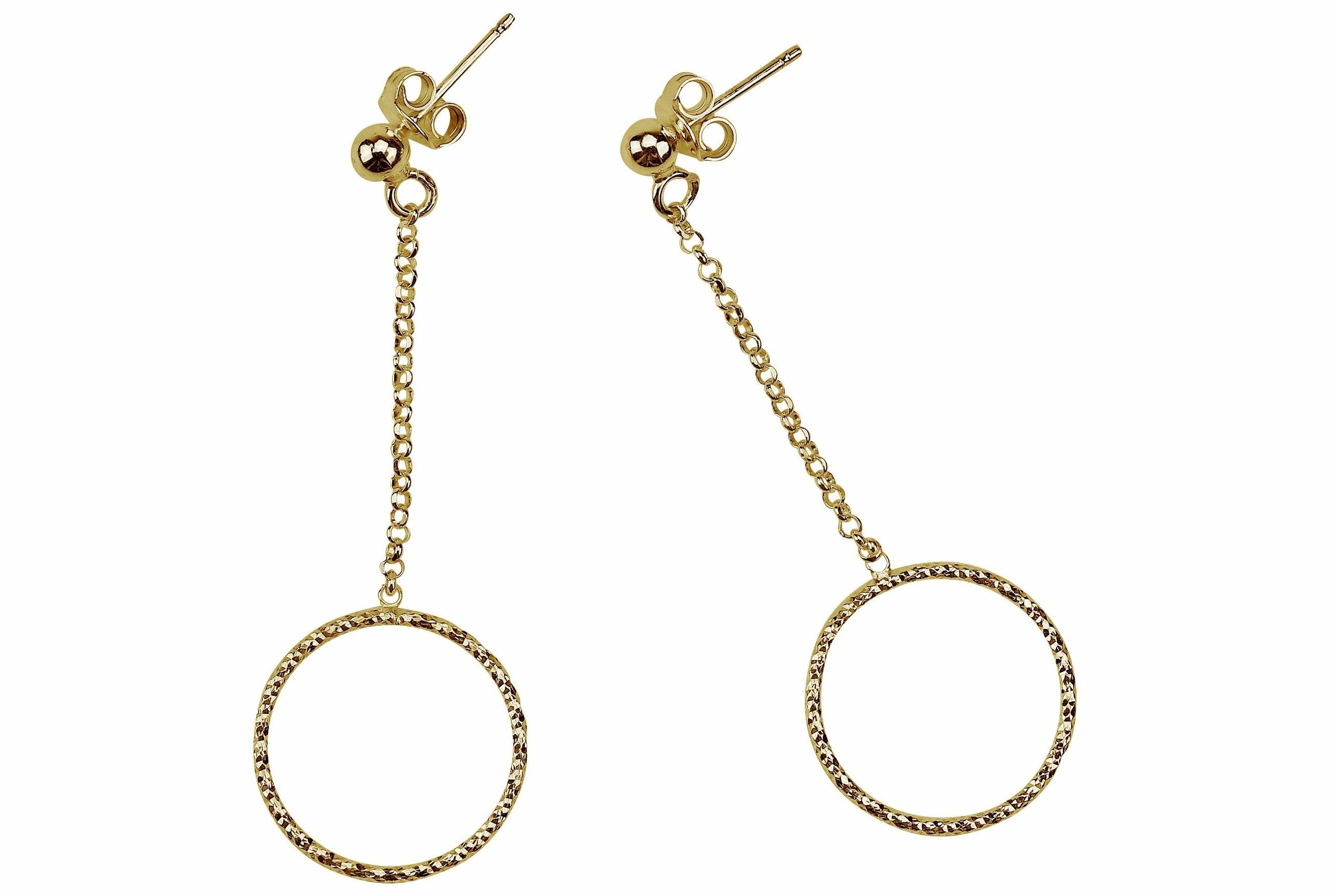 Ein Paar vergoldete Ohrhänger aus Silber mit einer feinen Kette für Damen.