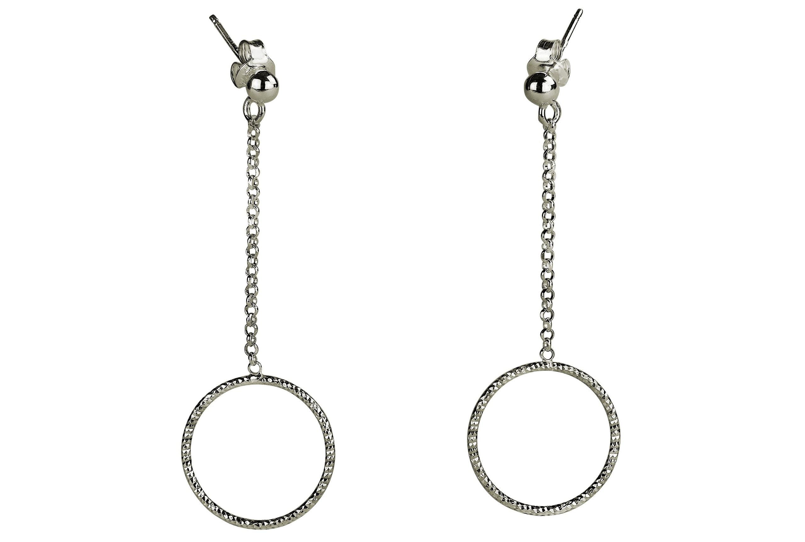 Ein Paar runde Ohrhänger aus Silber für Damen, die an einer feinen Kette hängen.