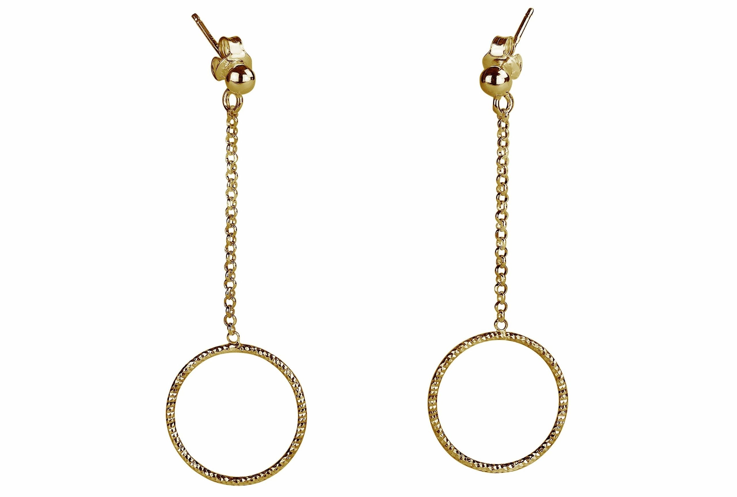 Ein Paar vergoldete Ohrhänger aus Silber mit einer feinen Kette für Damen.