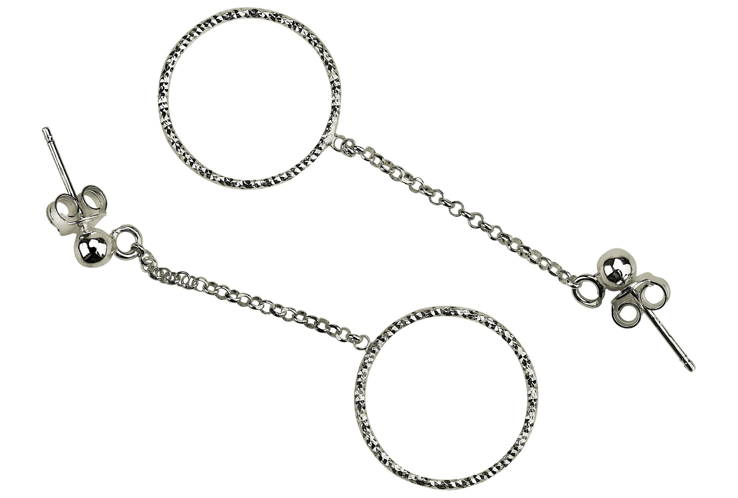 Ein Paar runde Ohrhänger aus Silber für Damen, die an einer feinen Kette hängen.
