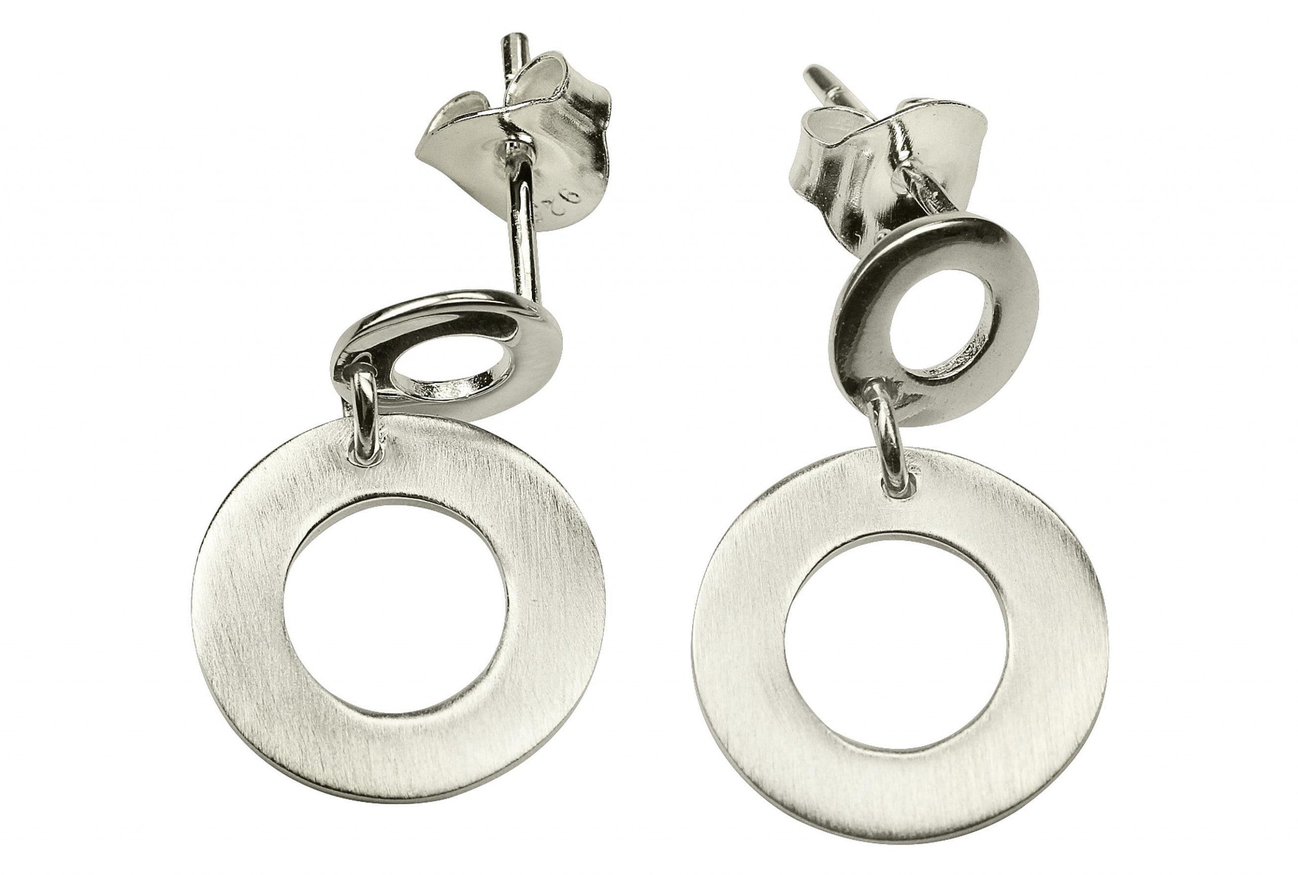 Ohrstecker für Damen aus Silber gearbeitet im Form zweier Kreise mit konzentrischer Öffnung und mit einer mattierten Oberfläche.