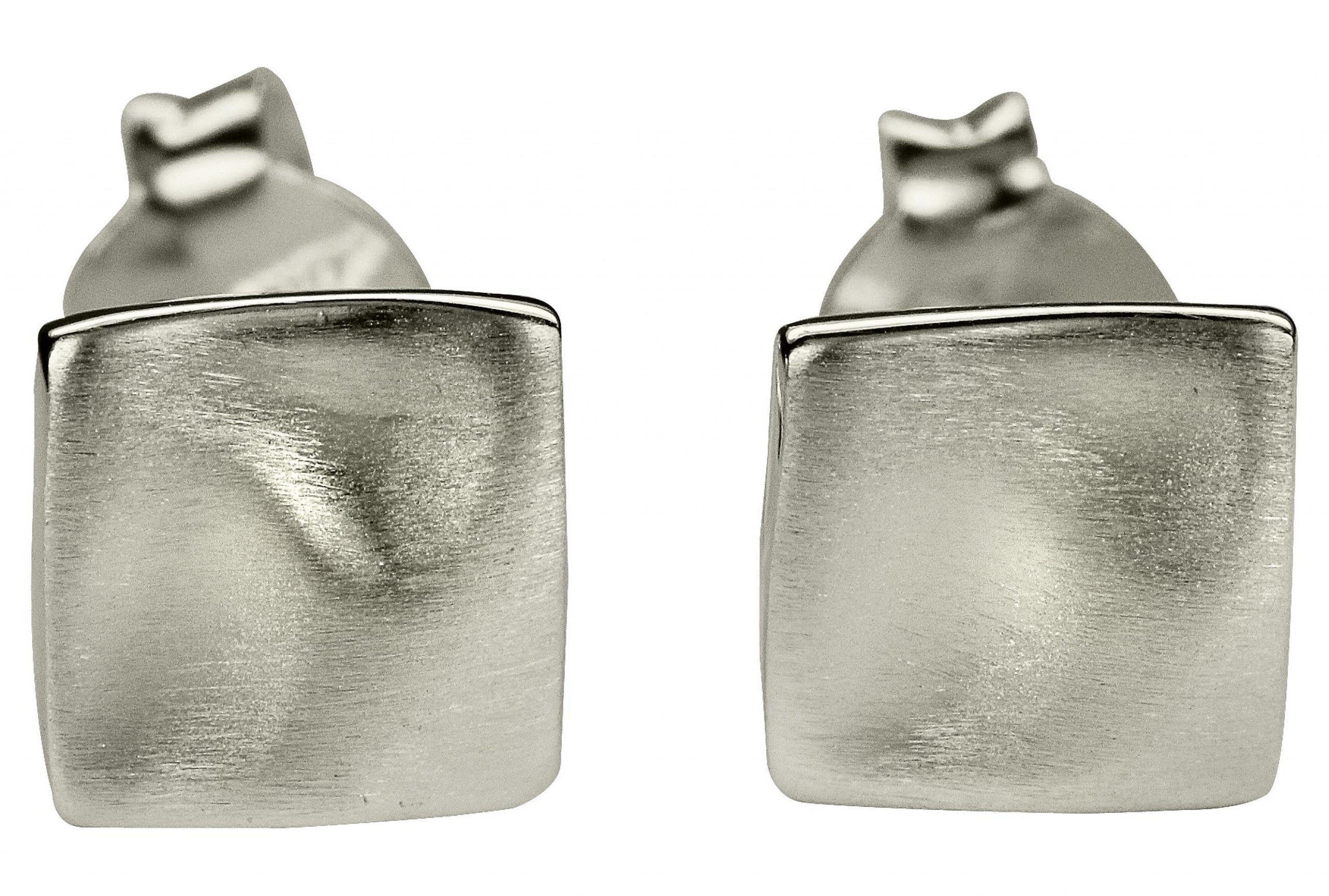 Ein Paar quadratisch geformte kleine Ohrstecker aus Silber mit einer gewellten Oberfläche.