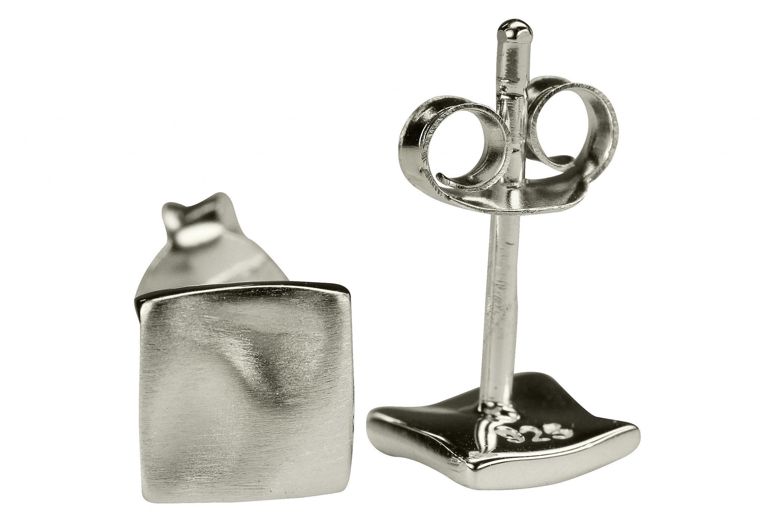 Ein Paar quadratisch geformte kleine Ohrstecker aus Silber mit einer gewellten Oberfläche.