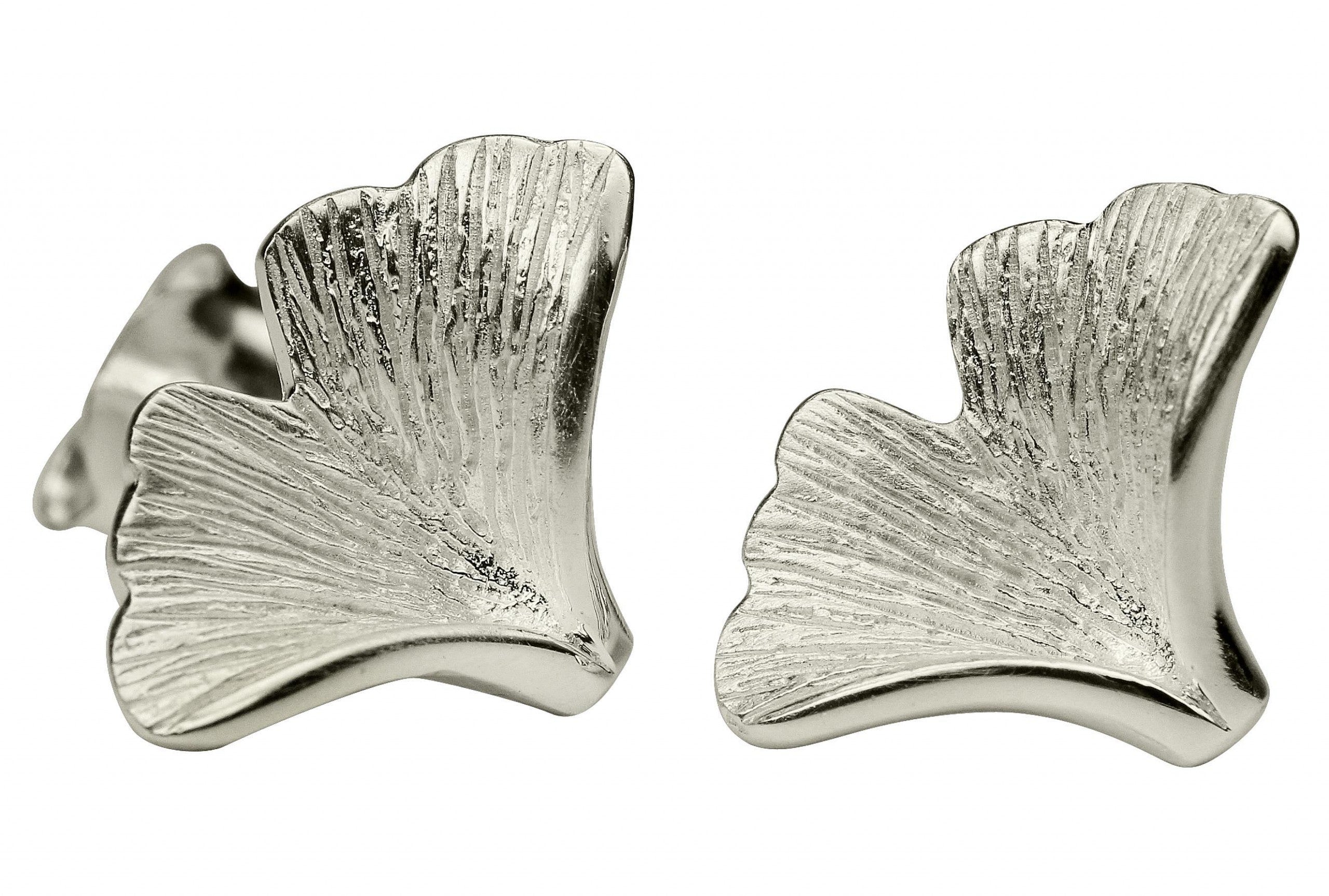 Ohrstecker aus Silber für Damen in Form eines Gingko Blattes mit fein mattierter Oberfläche.