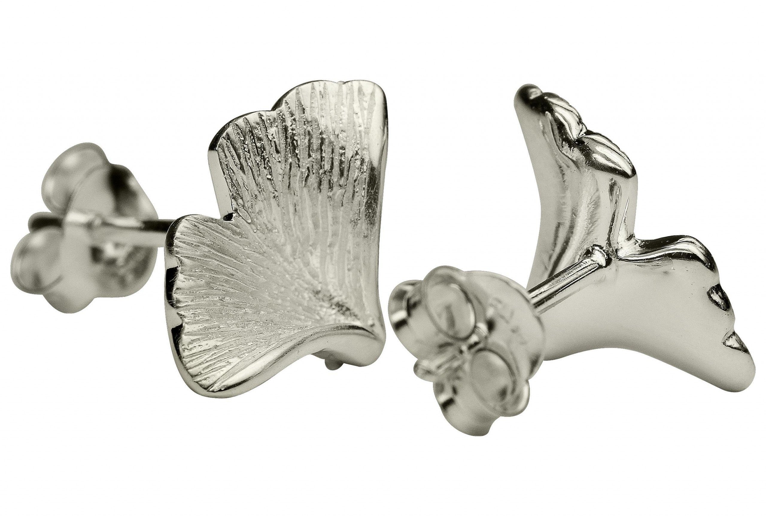Ohrstecker aus Silber für Damen in Form eines Gingko Blattes mit fein mattierter Oberfläche.