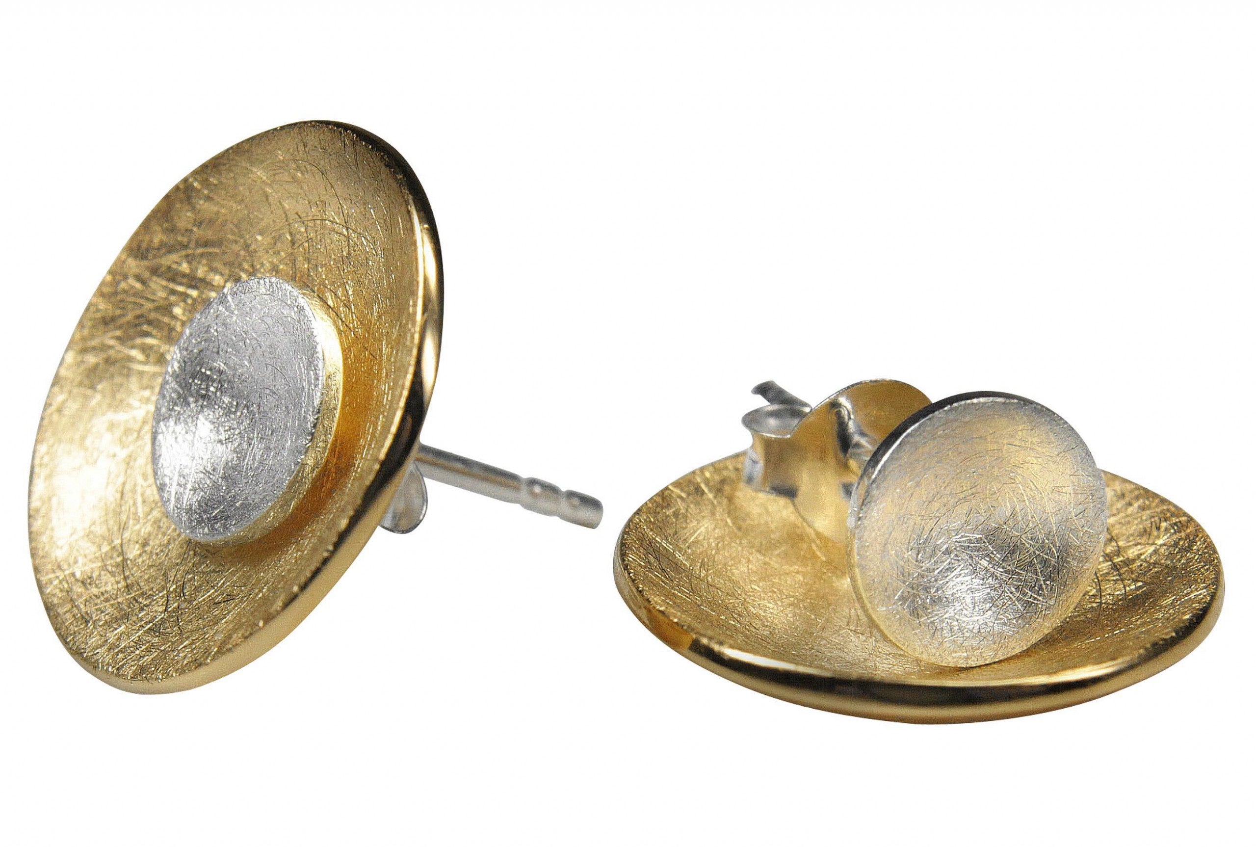 Frei kombinierbare Ohrstecker in Form zweier Kreise aus jeweils einer äußeren Schale und einem inneren Stecker aus Silber. Die äußere Schale ist mit Gold plattiert ist.