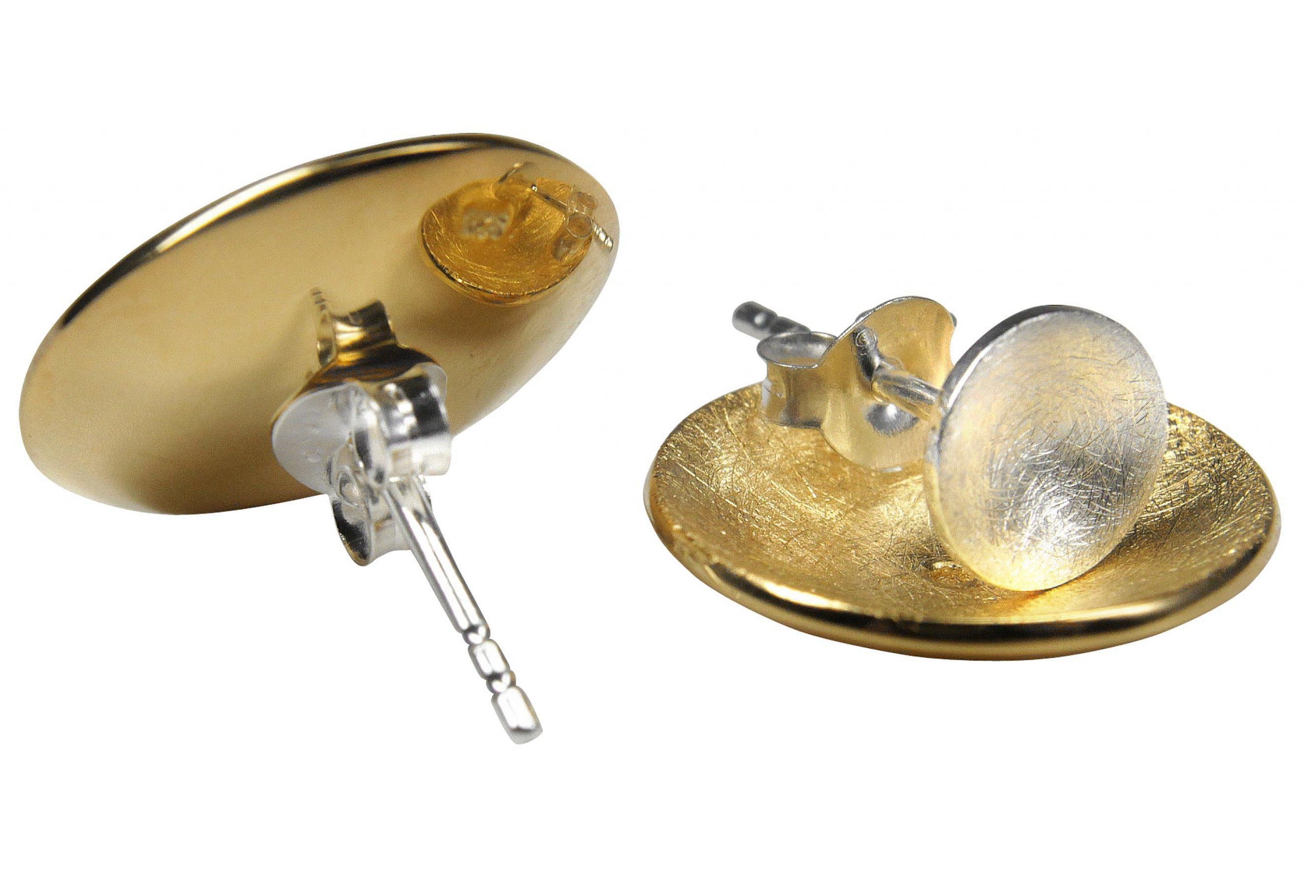 Frei kombinierbare Ohrstecker in Form zweier Kreise aus jeweils einer äußeren Schale und einem inneren Stecker aus Silber. Die äußere Schale ist mit Gold plattiert ist.