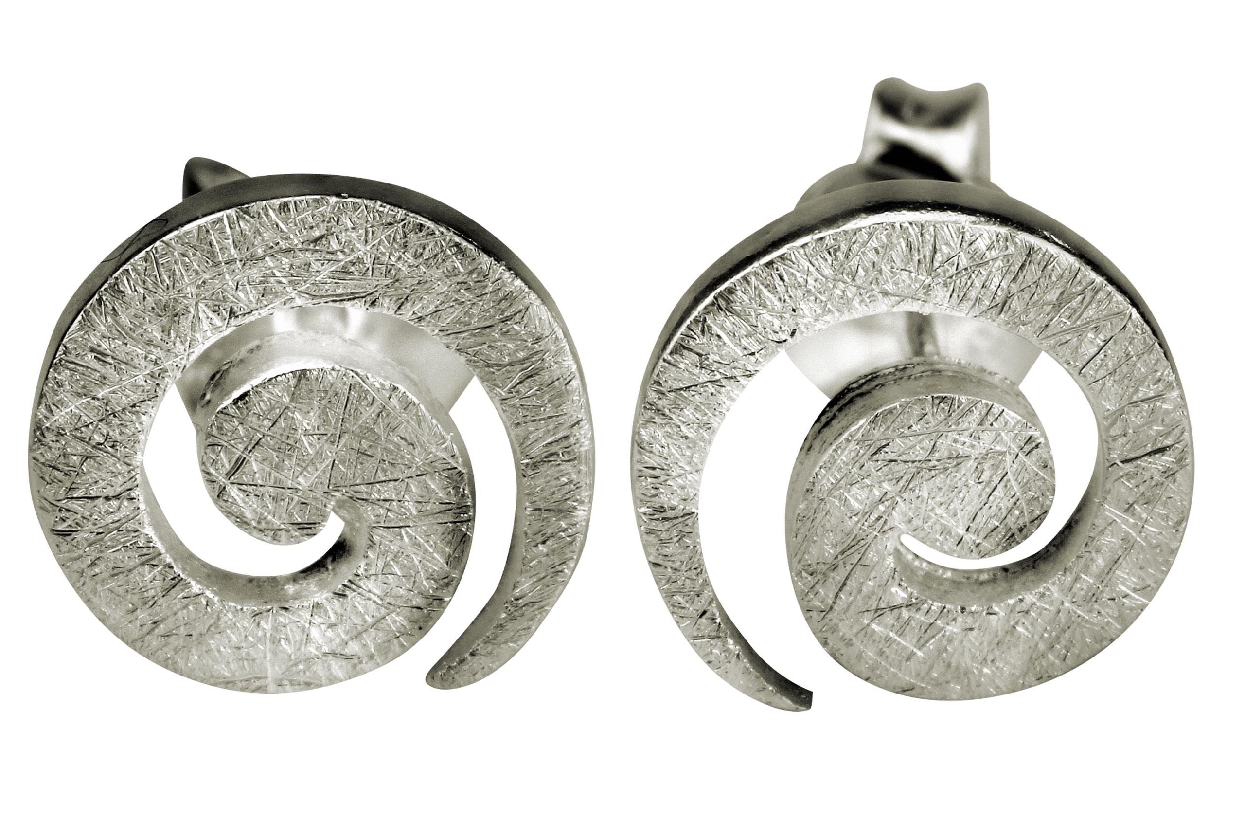 Ohrstecker aus Silber für Damen in geschwungener Spiralform mit einer gebürsteten Oberfläche.