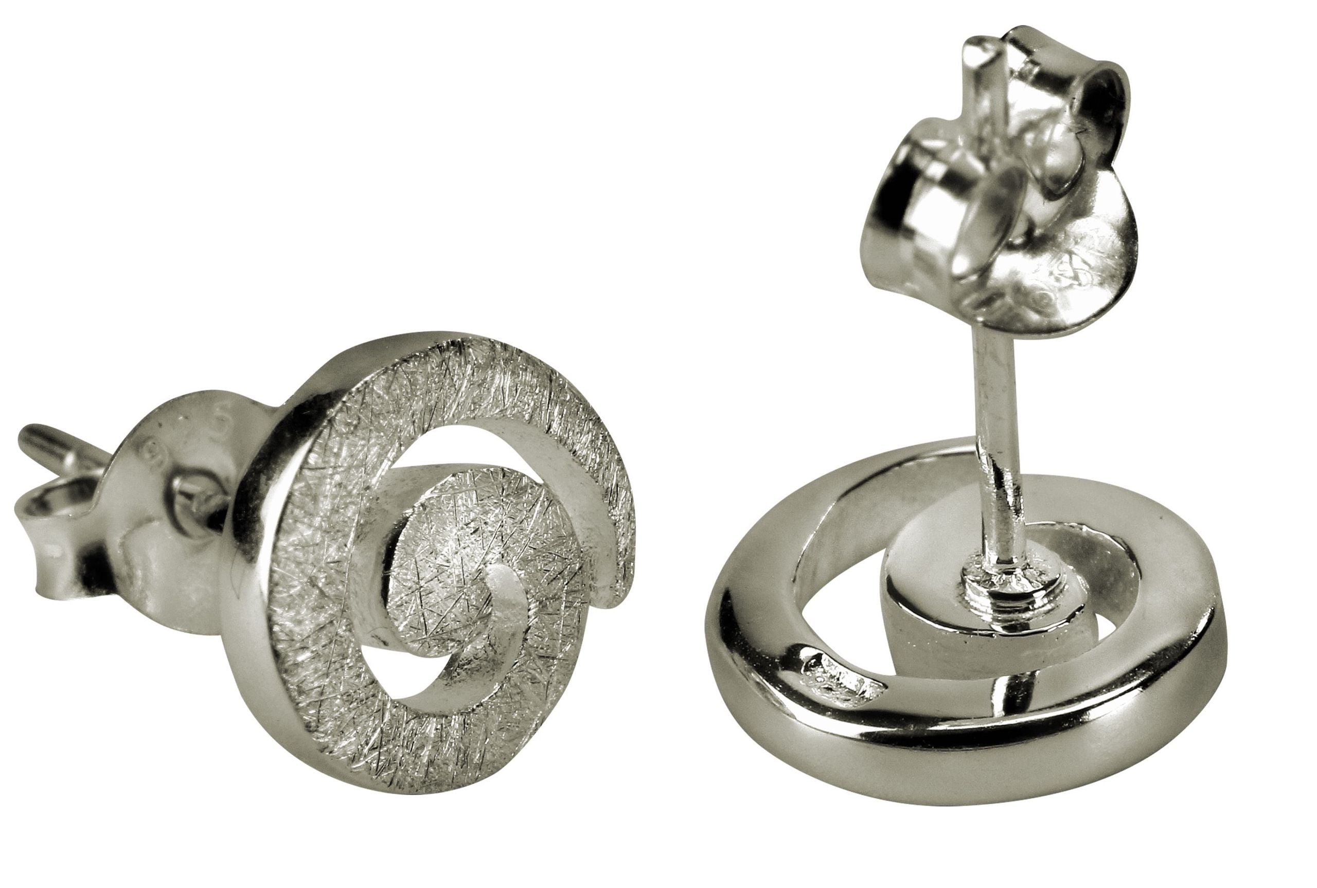 Ohrstecker aus Silber für Damen in geschwungener Spiralform mit einer gebürsteten Oberfläche.