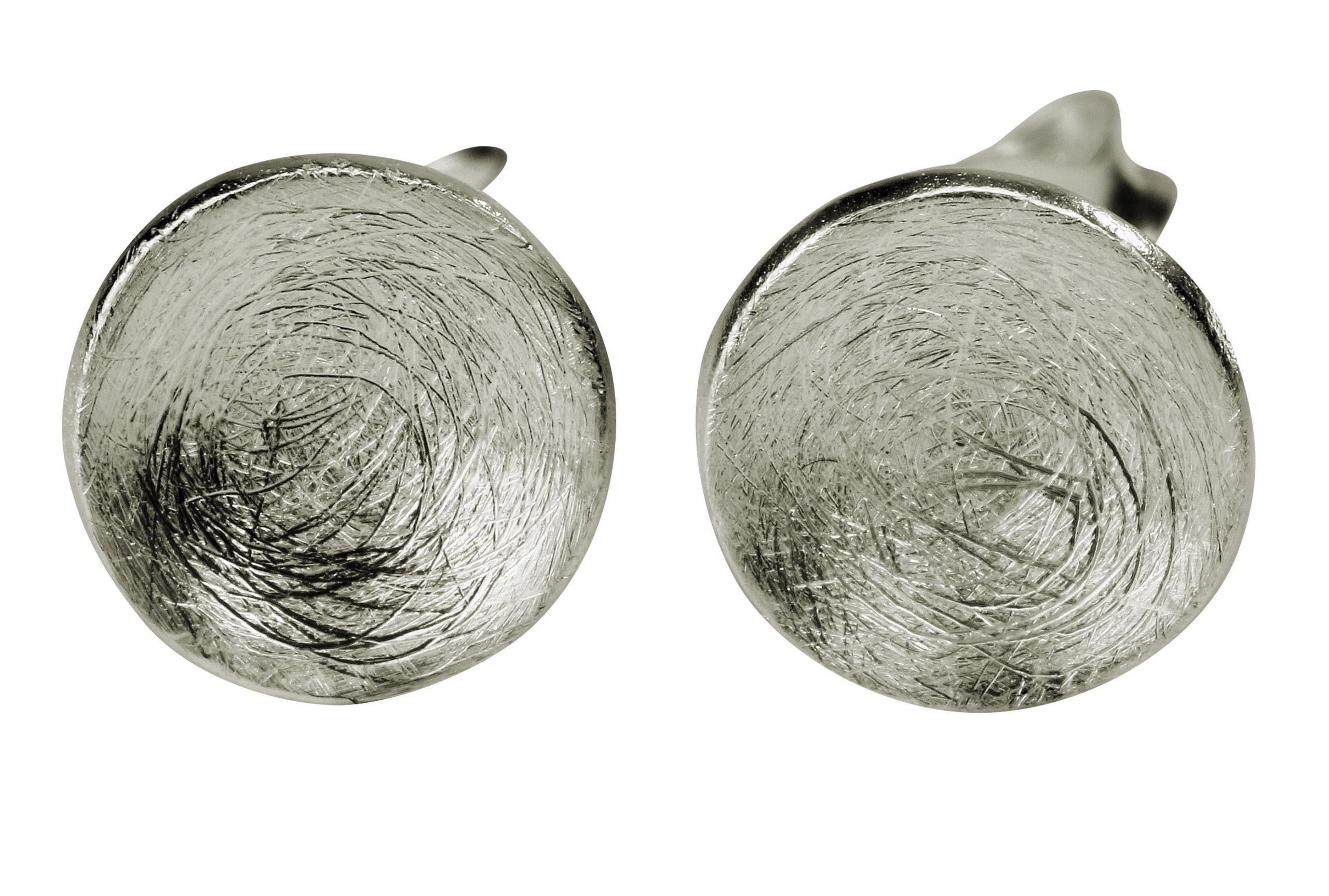 Ein Paar Ohrstecker aus Silber für Damen in Form einer konkav gewölbten Schale mit gebürsteter Oberfläche.