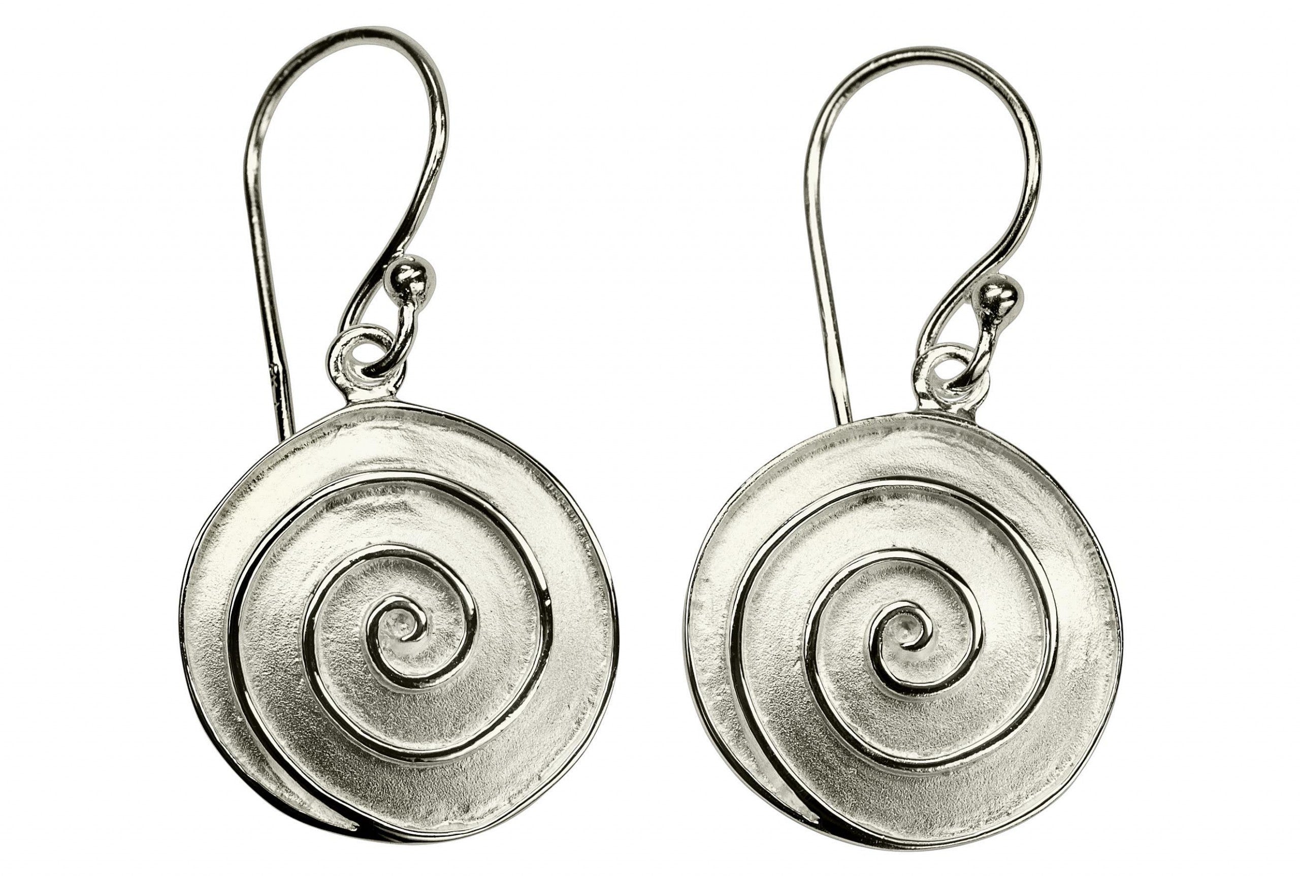 Ohrhänger für Damen aus Silber mit einem Spiralmuster, deren Oberfläche einen mattiert-glänzenden Kontrast bildet.
