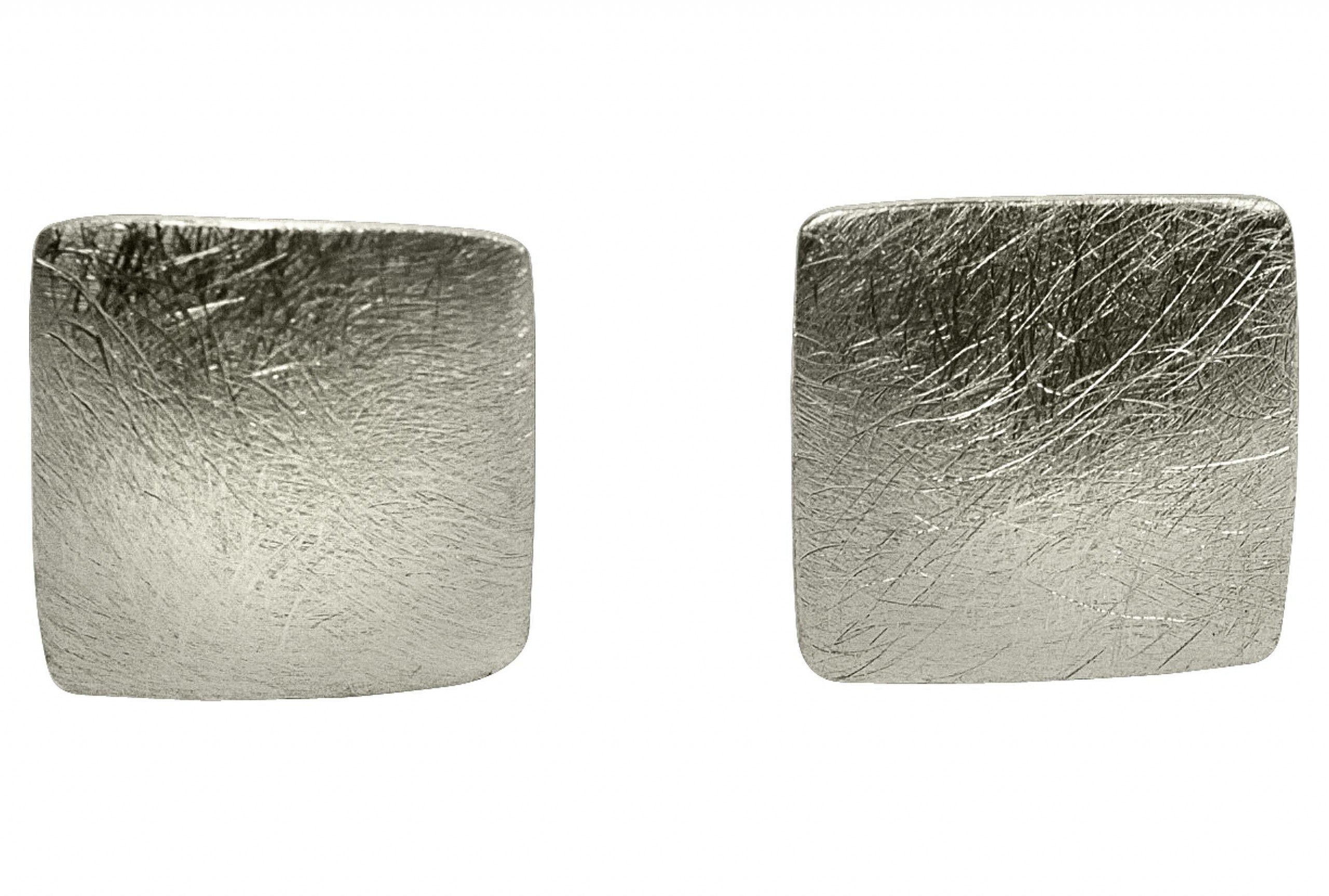 Große quadratische Ohrstecker aus Silber für Damen mit einer gebürsteten Oberfläche.