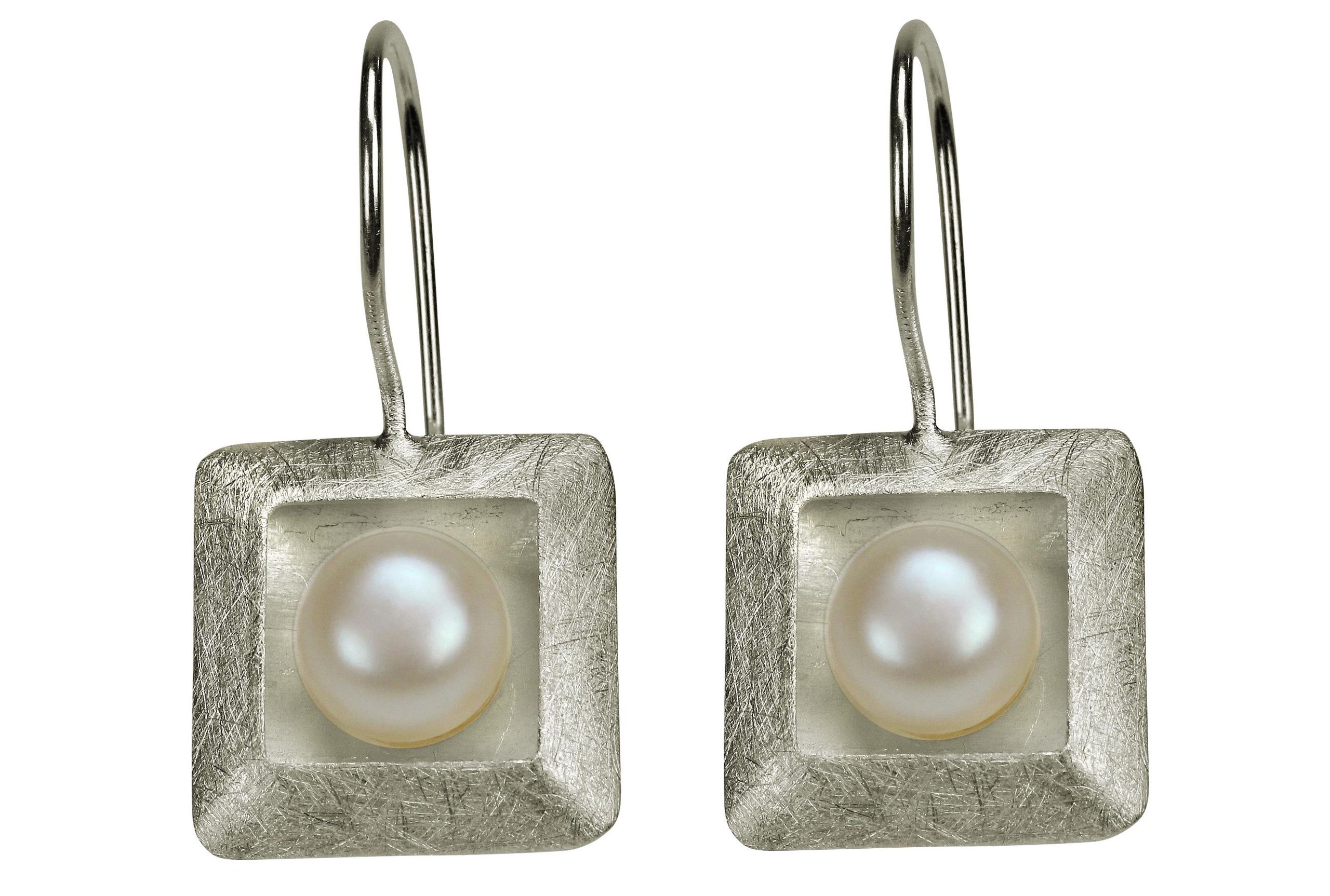 Ohrhänger aus Silber für Damen mit einem quadratischen Zierelement, in denen mittig jeweils eine Perle sitzt.