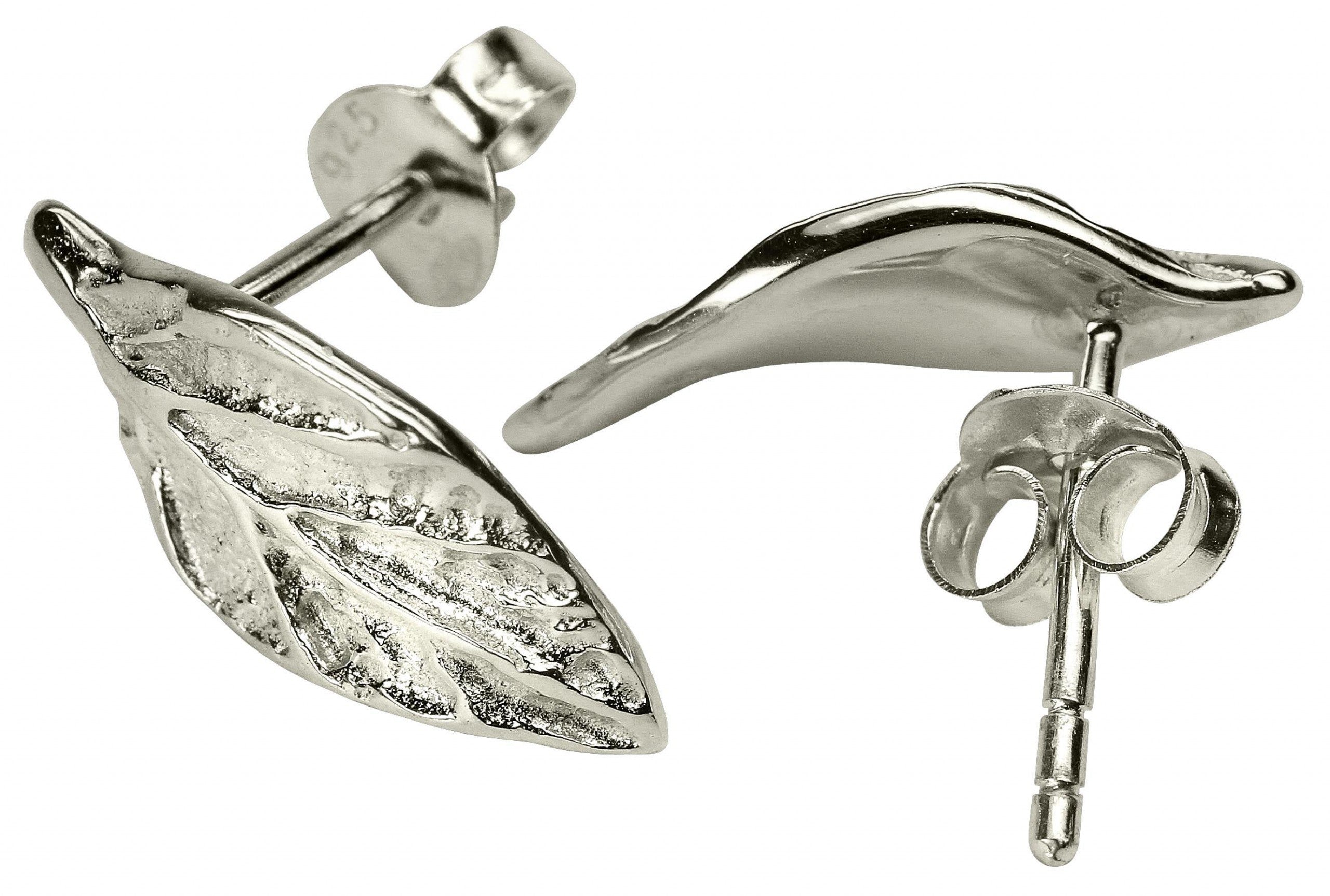 Ein Paar Ohrstecker aus Silber für Damen in Form eines fein modellierten Blattes.