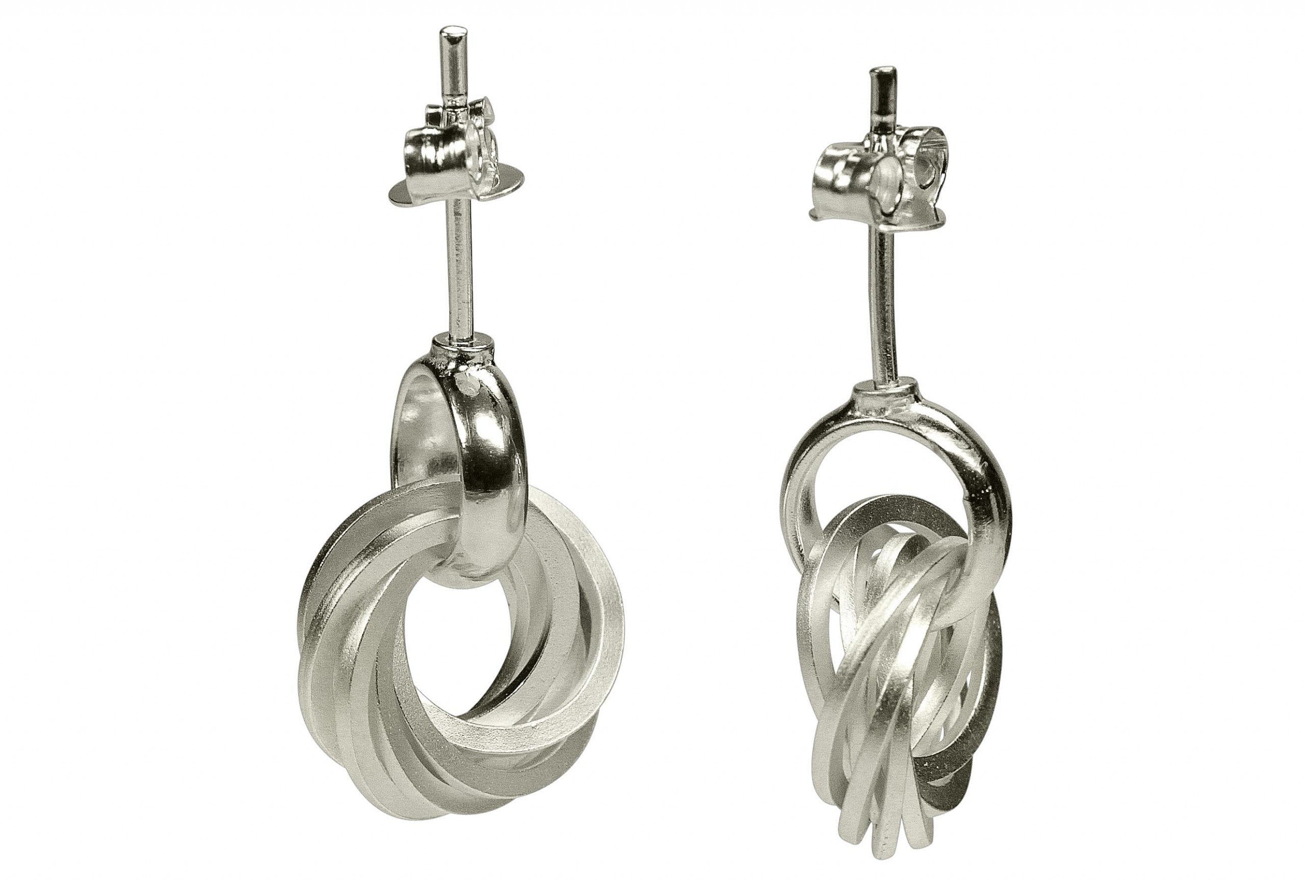 Ohrstecker für Damen aus Silber, die aus jeweils sechs beweglichen einzelnen Ringen bestehen.