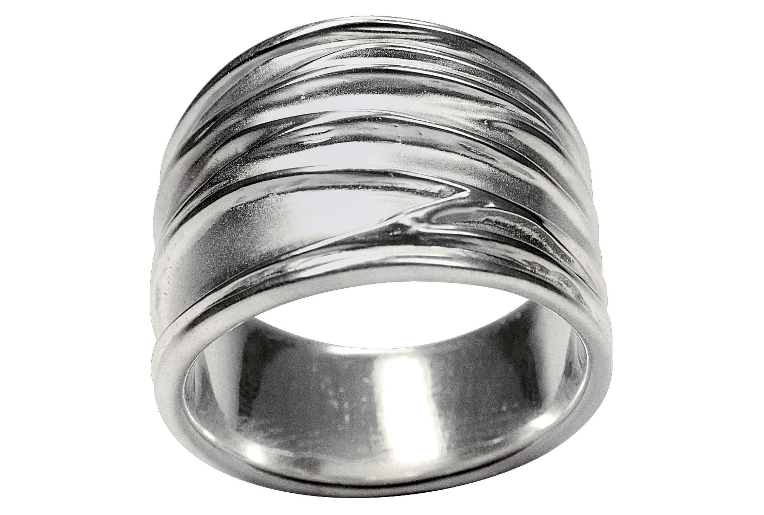 Ein Silberring für Damen mit einer gefalteten Wellenstruktur als Oberfläche, wobei sich die Ringschiene nach unten hin verjüngt.