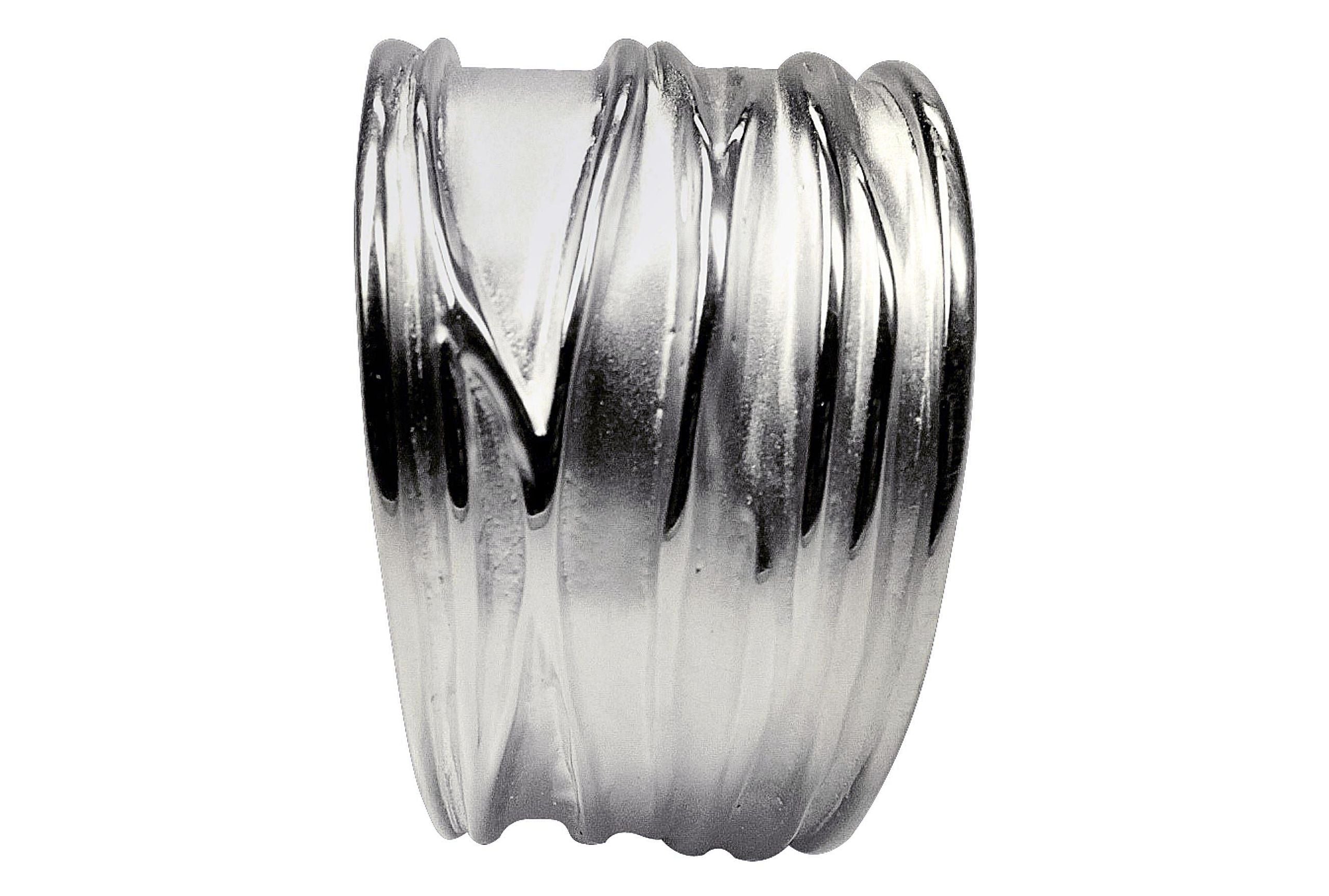 Ein Silberring für Damen mit einer gefalteten Wellenstruktur als Oberfläche, wobei sich die Ringschiene nach unten hin verjüngt.