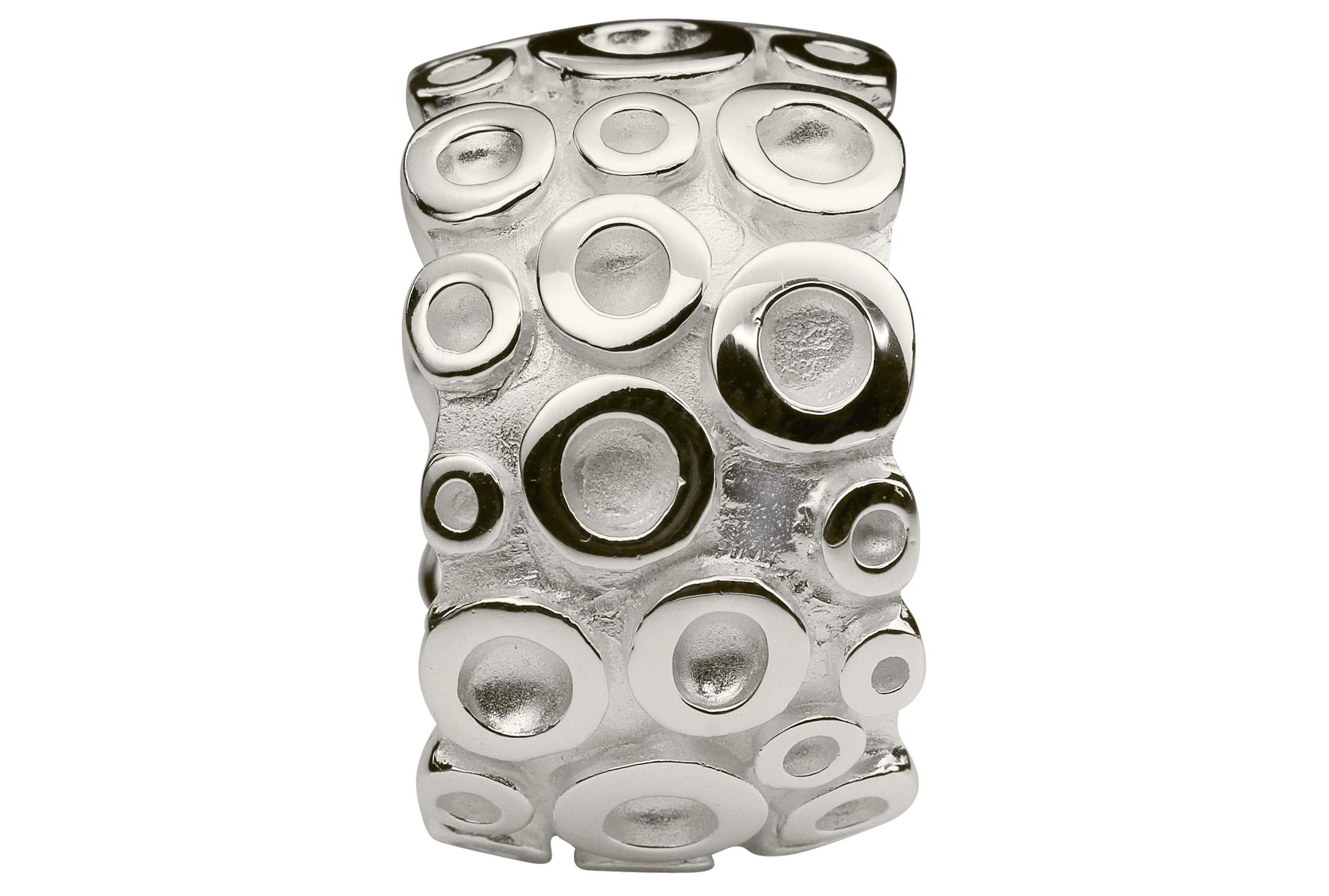 Ein massiver Bandring aus Silber für Damen mit elegant gearbeiteter Kreisstruktur.